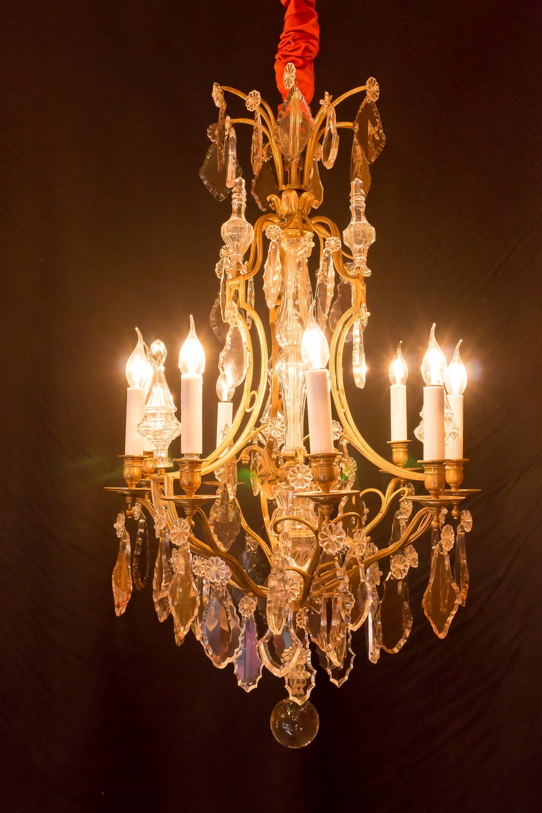 Gorgeous original ormolu and crystal form cage chandelier called “Oeil de Boeuf” in the classical Louis XV style. It is composed of nine perimeter arm lights, and a beautiful amazing fine quality hand-cut crystal decoration with six crystal daggers