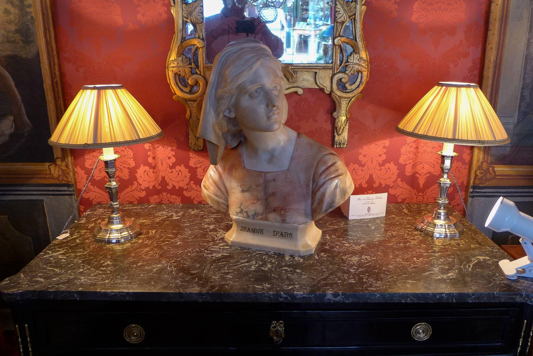 An elegant gorgeous marble and alabaster sculpture representing "Bust of Jeanne d’Arc" signed by Giuseppe Bessi (1857-1922) Italian sculptor. The sculpture rest on a marble base.

Giuseppe Bessi was the director of the Volterra Art
