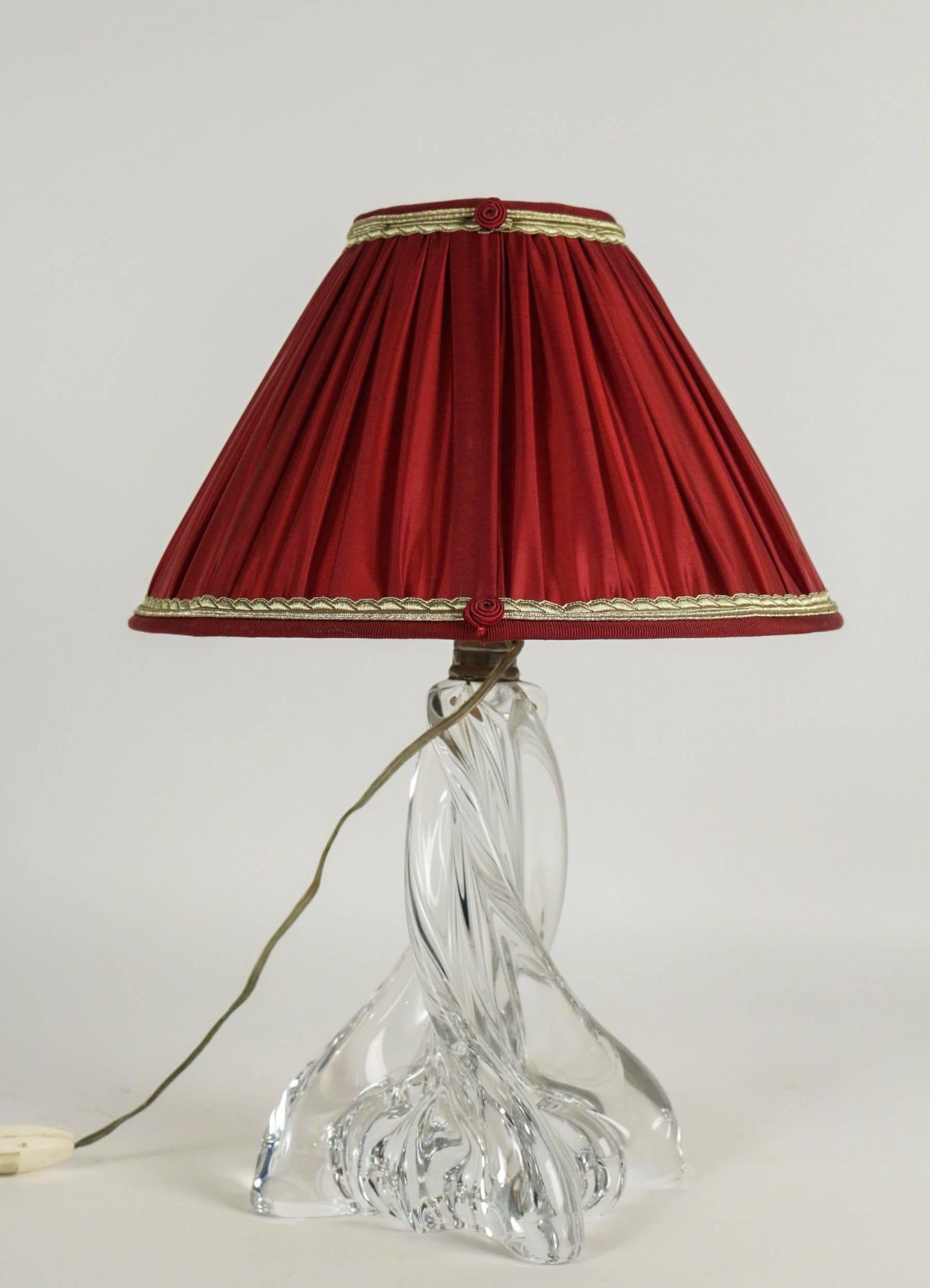 Lovely and fine spiral hand-cut crystal shape lamp signed on base by Maison Baccarat.
New French pleated red and gold silk shade.
Lovely work late 20th century, circa 1970.
Dimensions: 10.62 in. H shadeless-7.08 in. base diameter-14.96 in. H with