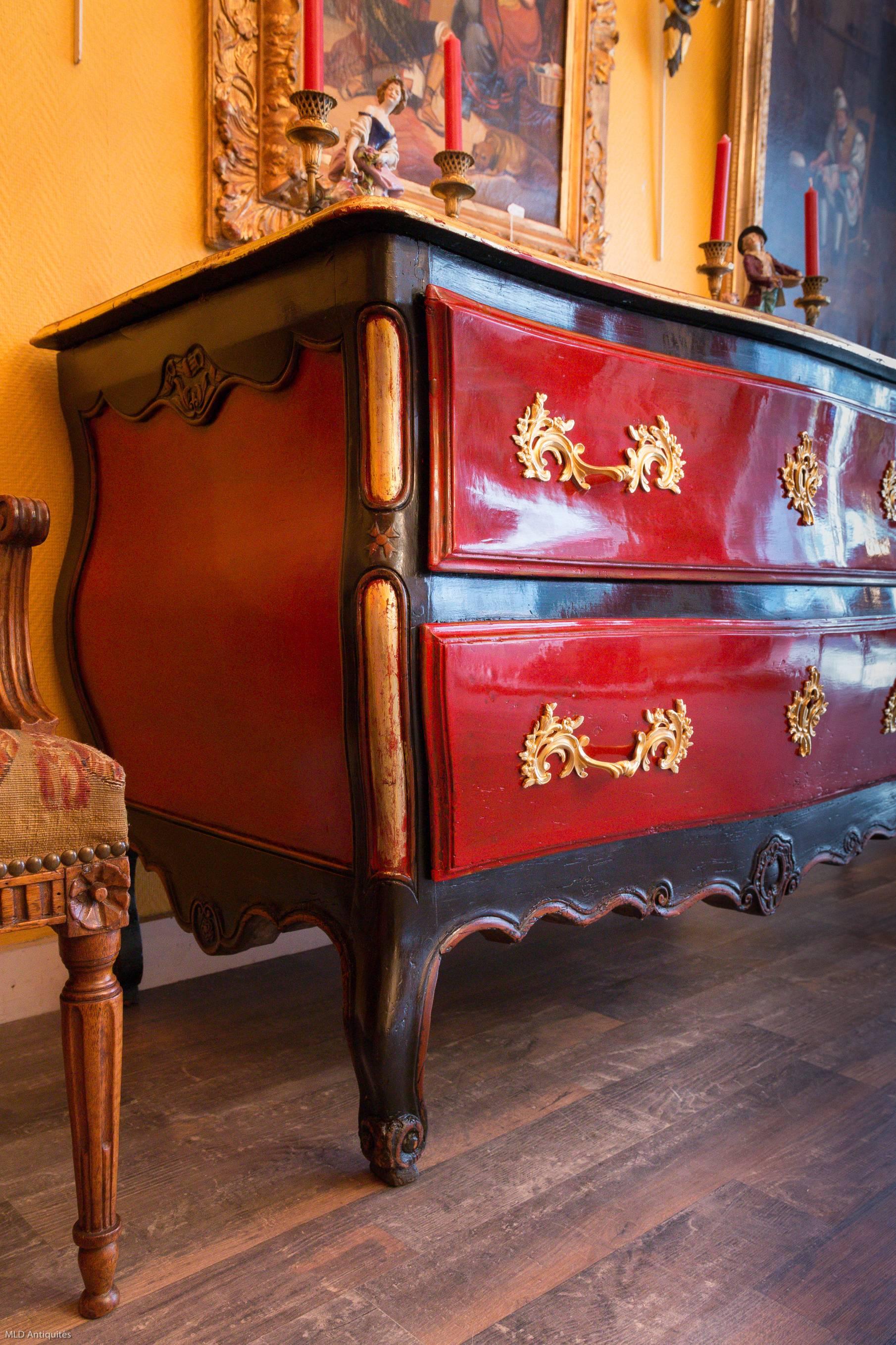 Mid-18th Century French Louis XV Period Black & Red Lacquered Commode circa 1750 In Excellent Condition In Saint Ouen, FR