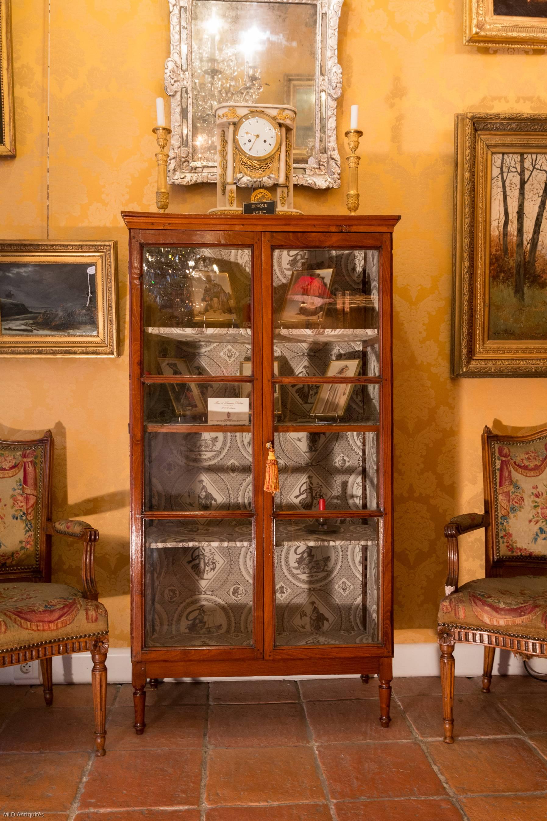 We are pleased to present you a lovely and very decorative small French bookcase in massive fruit-wood.
Our bookcase opens by two glass doors, discovering an inside in Jouy fabric, as well as a series of three shelves.

French Provincial Louis