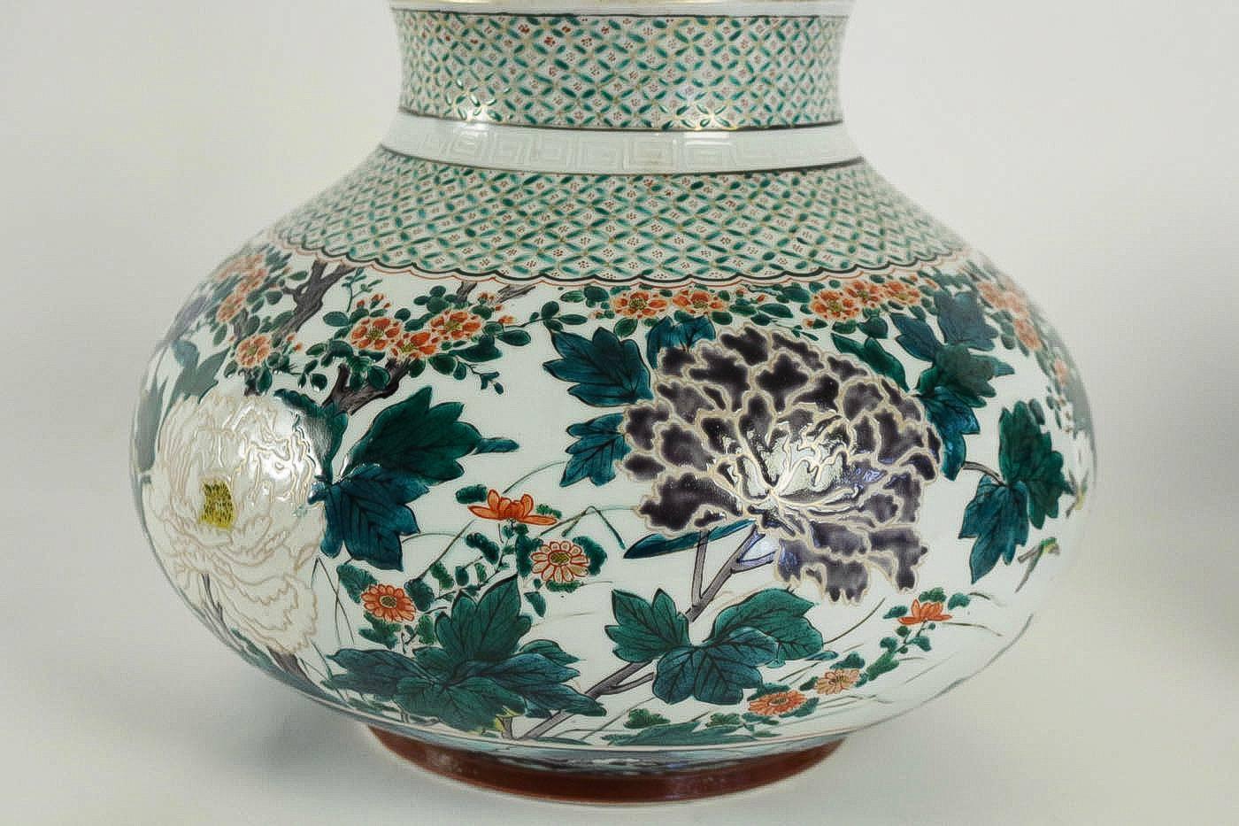 Pair of Vases Hydrangea & Cherry Tree in Kutani Ceramic, Meiji Period In Excellent Condition In Saint Ouen, FR