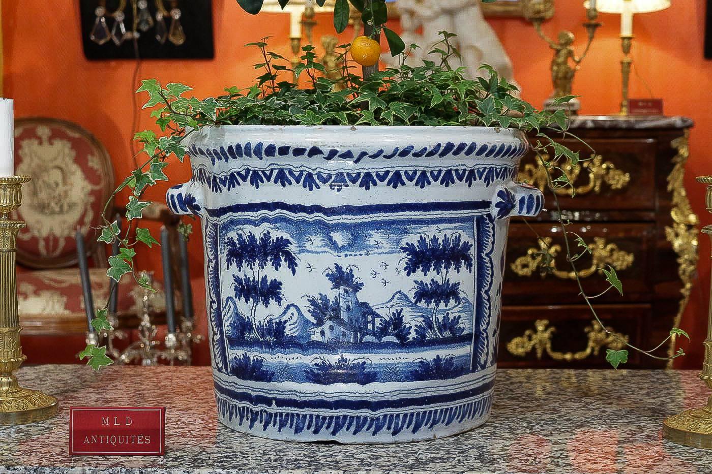 Nevers, French 18th Century, Large Faience Orange Pot In Excellent Condition In Saint Ouen, FR