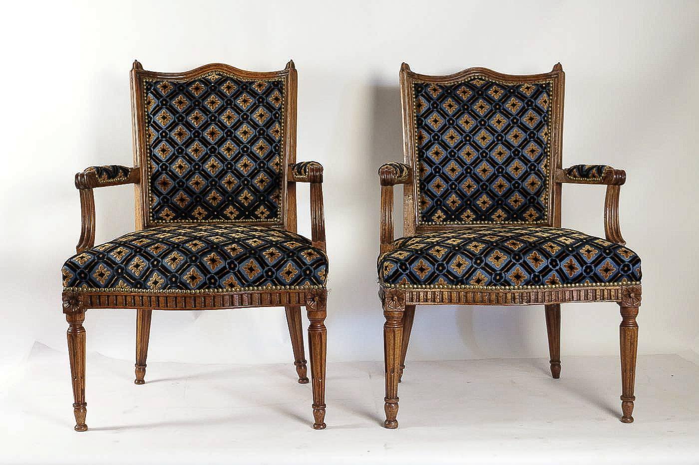 We are pleased to present you, a rare and unique pair of armchairs in hand-carved walnut, flower buds and serpentine fronted seat raised on fluted legs.

Elegance and magnificent mastery of the Art of the seat in this early-Louis XVI period pair