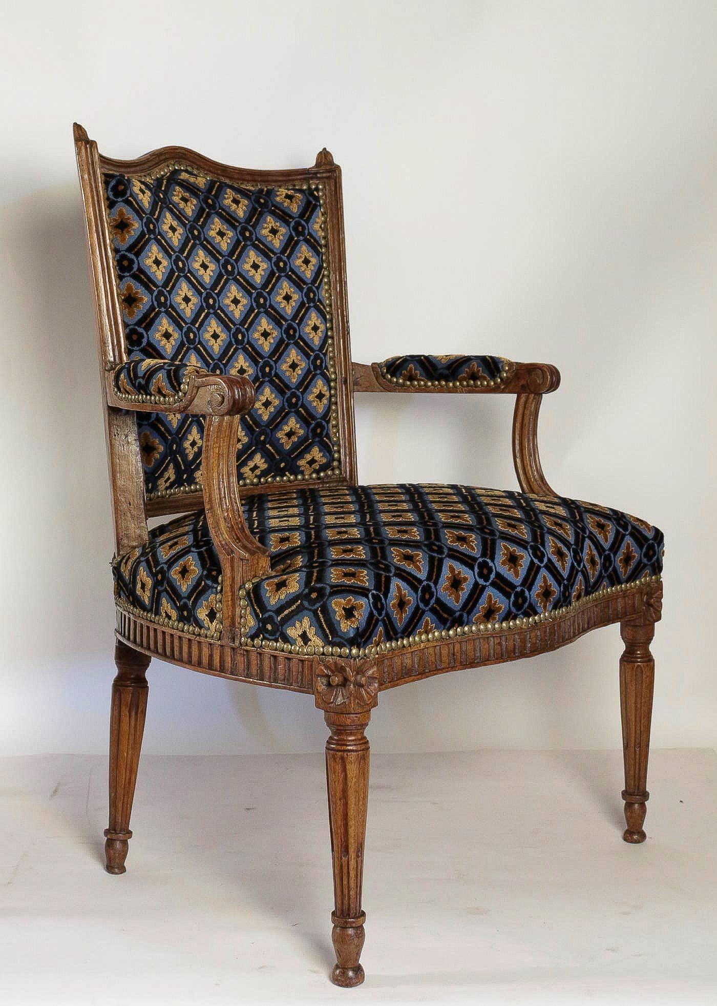French Louis Period, Fantastic Pair of Armchairs in Walnut, circa 1770 In Excellent Condition For Sale In Saint Ouen, FR