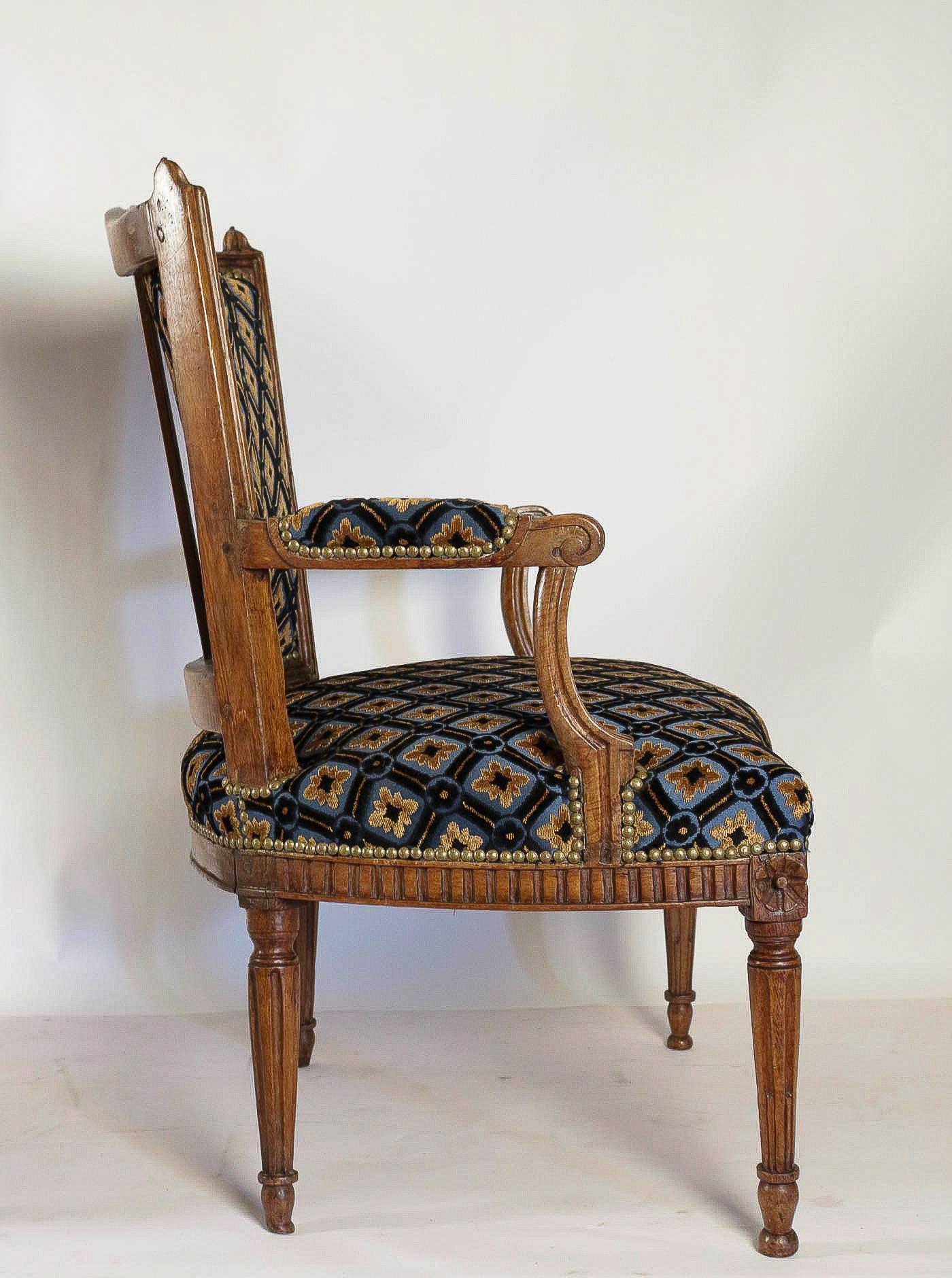 French Louis Period, Fantastic Pair of Armchairs in Walnut, circa 1770 For Sale 1