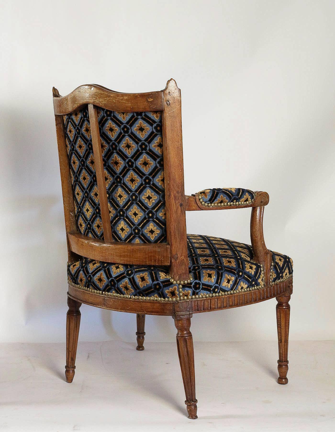French Louis Period, Fantastic Pair of Armchairs in Walnut, circa 1770 For Sale 2