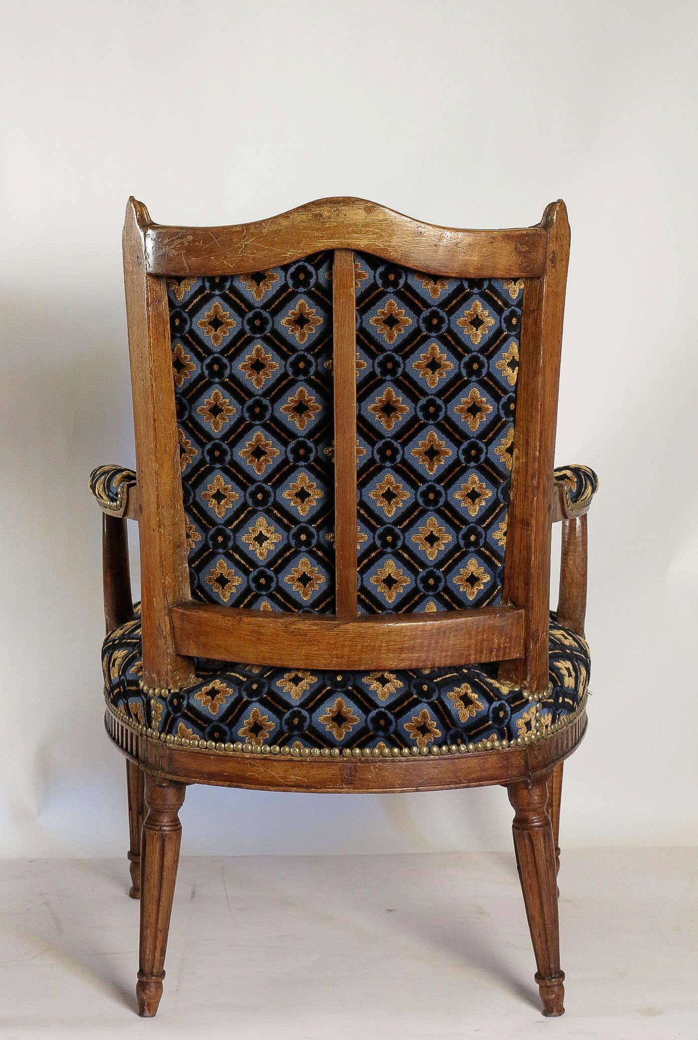 French Louis Period, Fantastic Pair of Armchairs in Walnut, circa 1770 For Sale 3