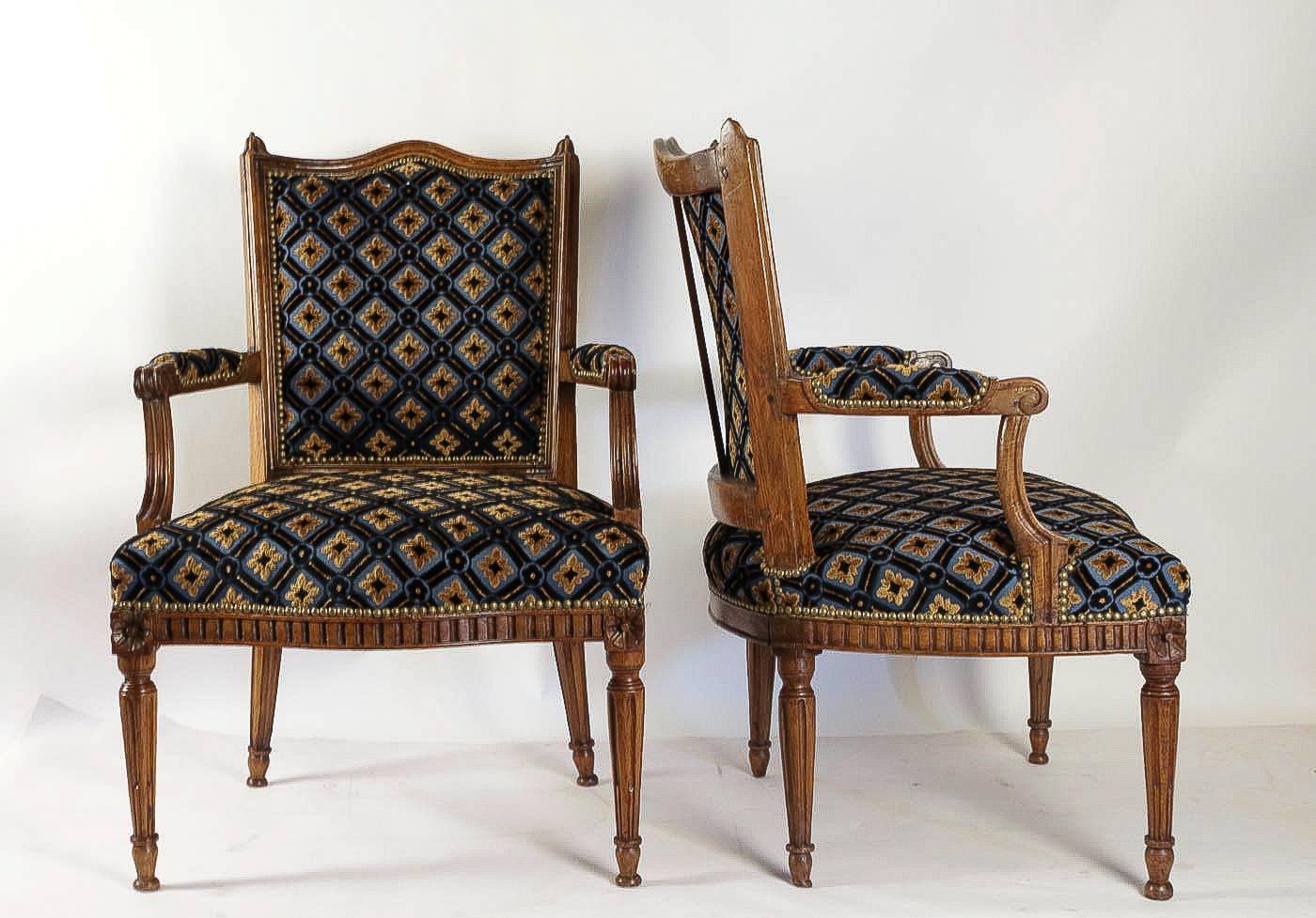French Louis Period, Fantastic Pair of Armchairs in Walnut, circa 1770 For Sale 5