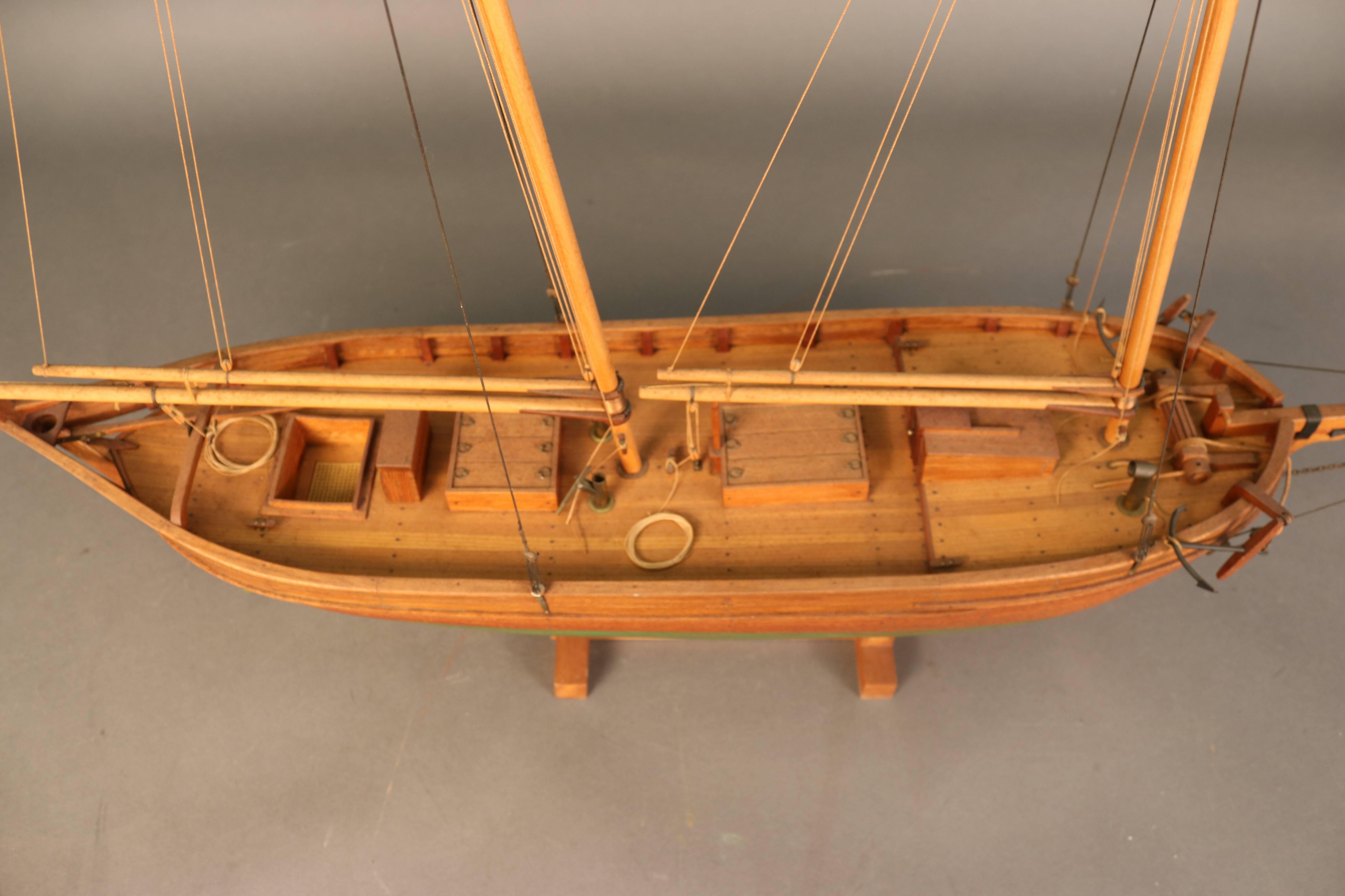 Modèle de bateau rose Eastport de Robert Innis Bon état - En vente à Norwell, MA