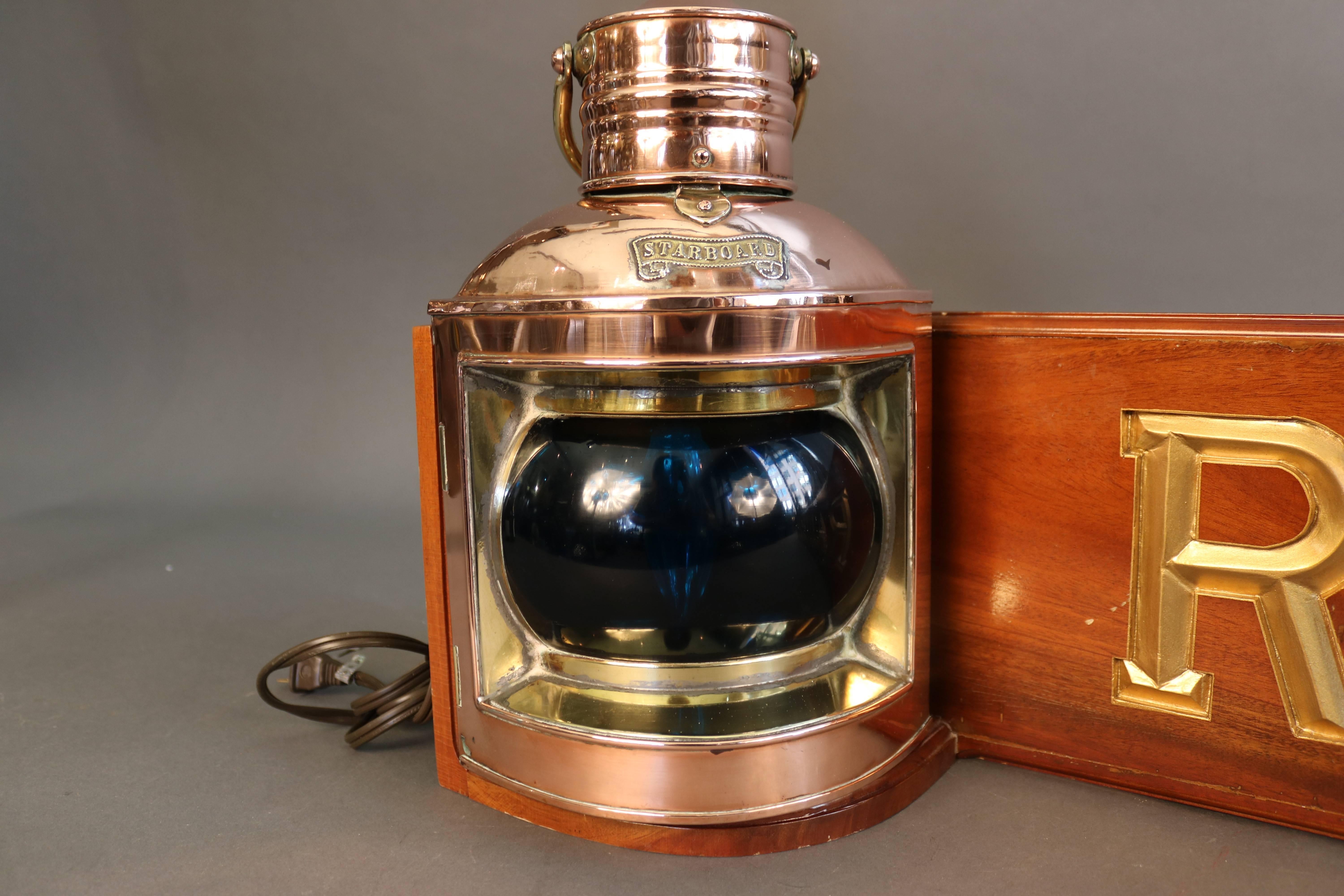 Enfilade « arc-en-ciel » avec lampe ancienne Bon état - En vente à Norwell, MA
