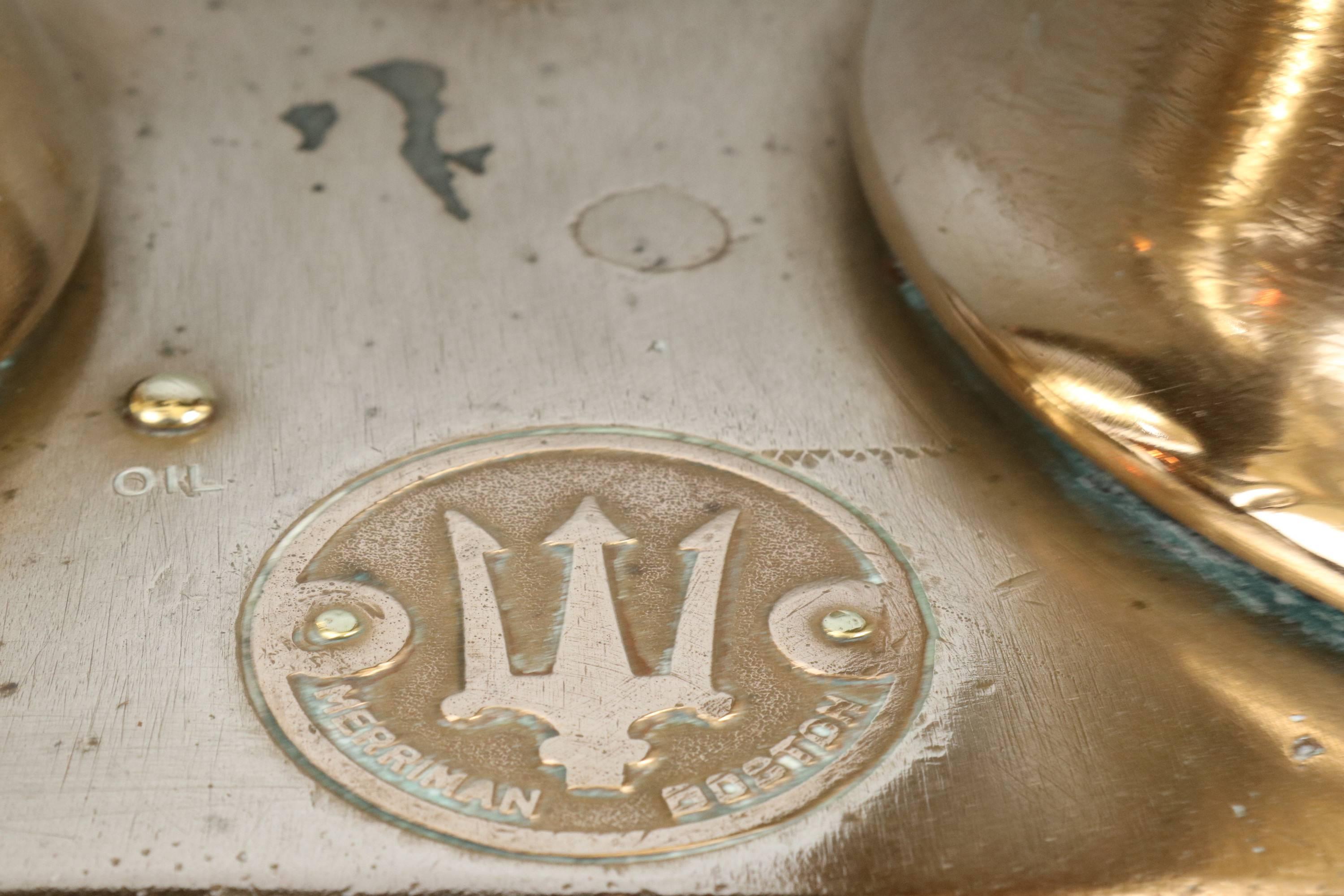 Grande verricello di coperta Merriman che si pensa provenga da una J Boat americana. Questa preziosa reliquia è contrassegnata dal logo Merriman con tridente a forcella e da Merriman, Boston. Argano a tamburo grande con cricchetto separato. Braccio