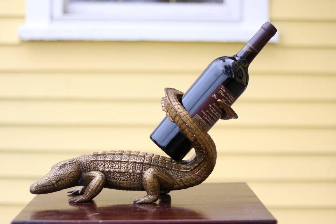 Light finely cast brass alligator wine holder. Wine is held in the coil of the alligator's tail.

Dimensions: 16" L x 8" W x 9" H.