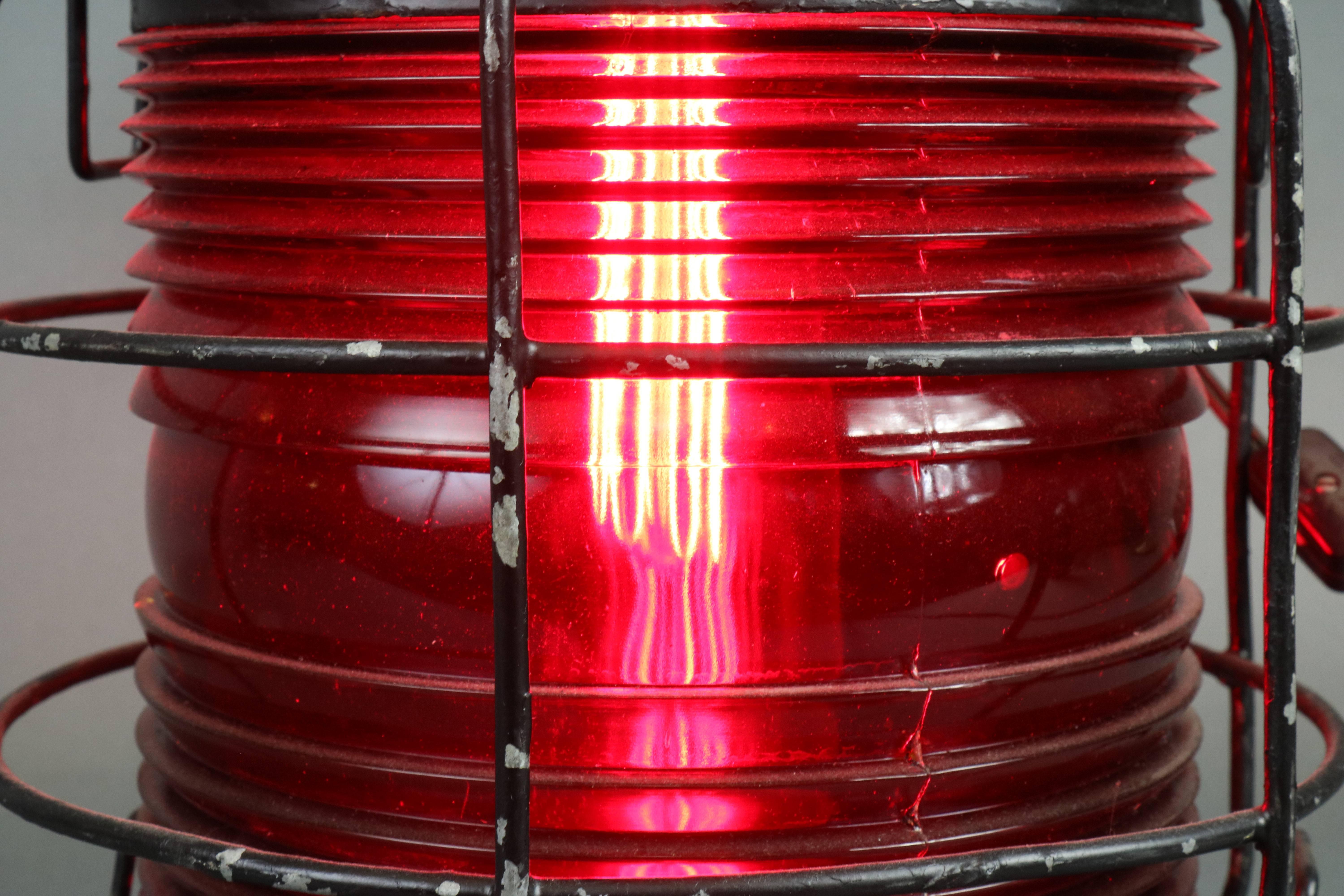 Lanterne de navire en acier avec lentille rouge Bon état - En vente à Norwell, MA