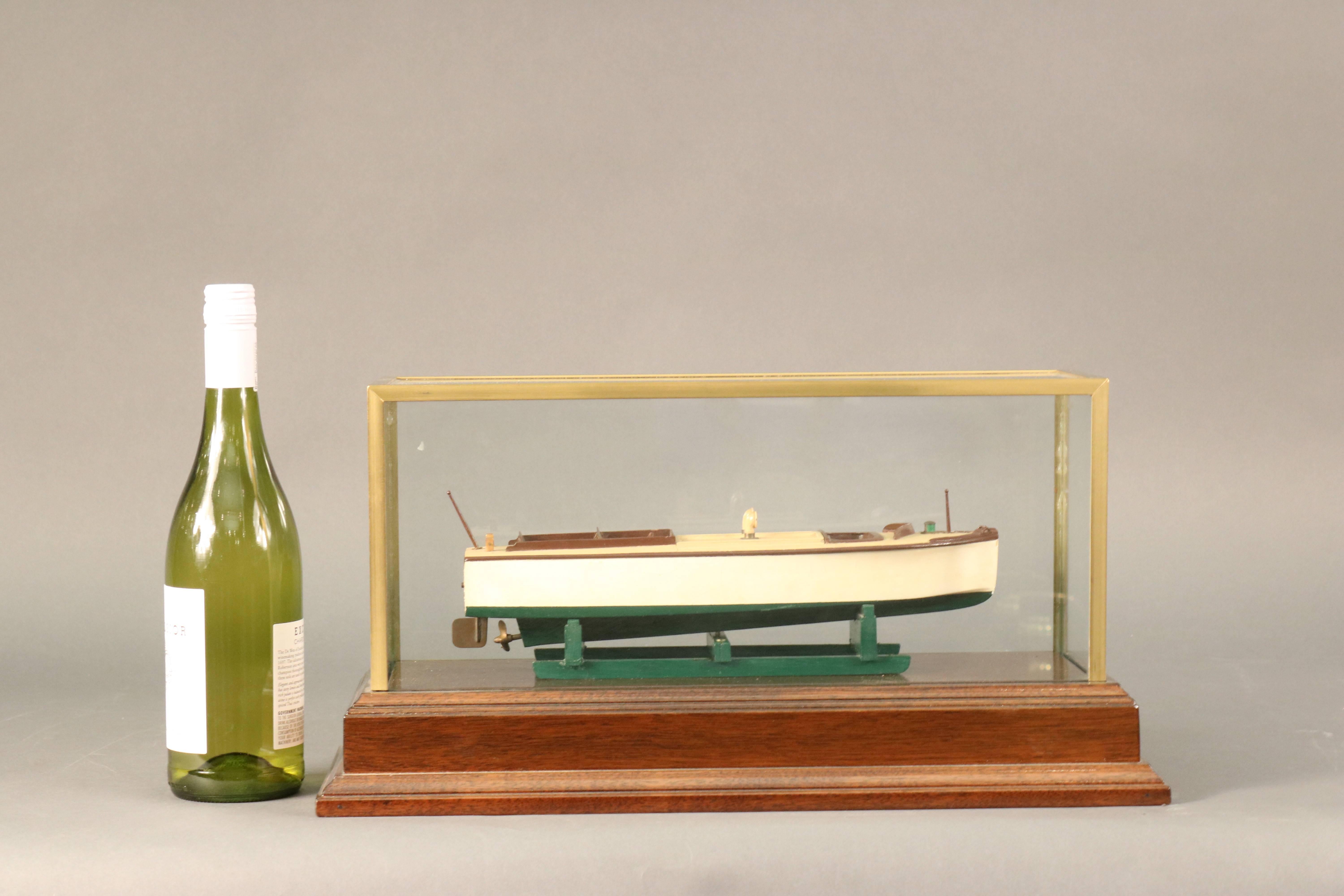 Modelo de constructor de lanchas rápidas del constructor de Maine Gray Marine. Montado en una vitrina de latón.
