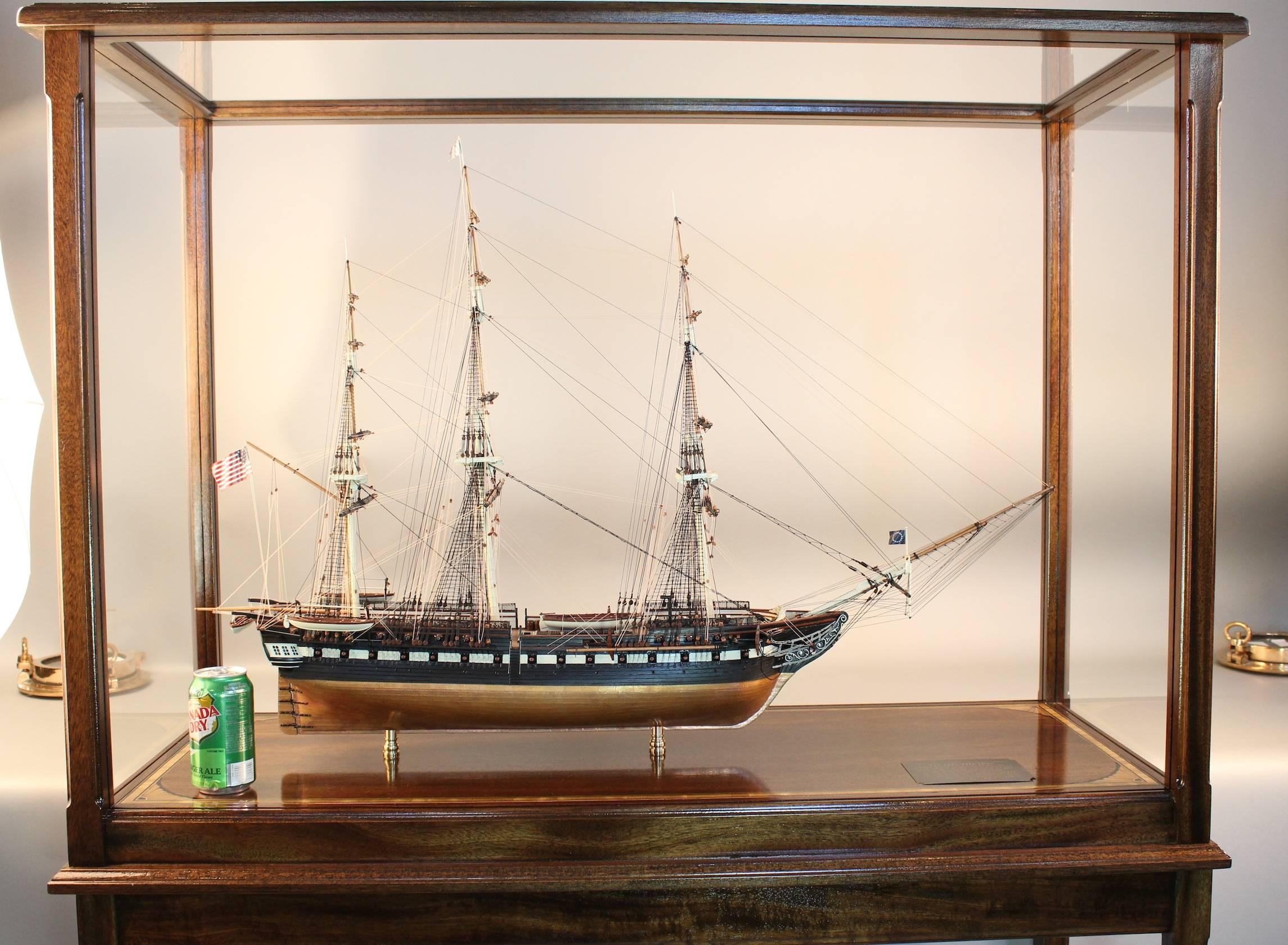 Modèle de bateau de la Constitution des États-Unis en fer forgé ancien dans un coffret d'exposition 3