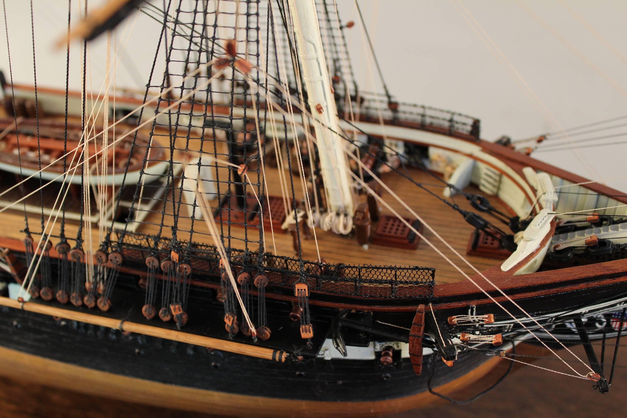 Laiton Modèle de bateau de la Constitution des États-Unis en fer forgé ancien dans un coffret d'exposition