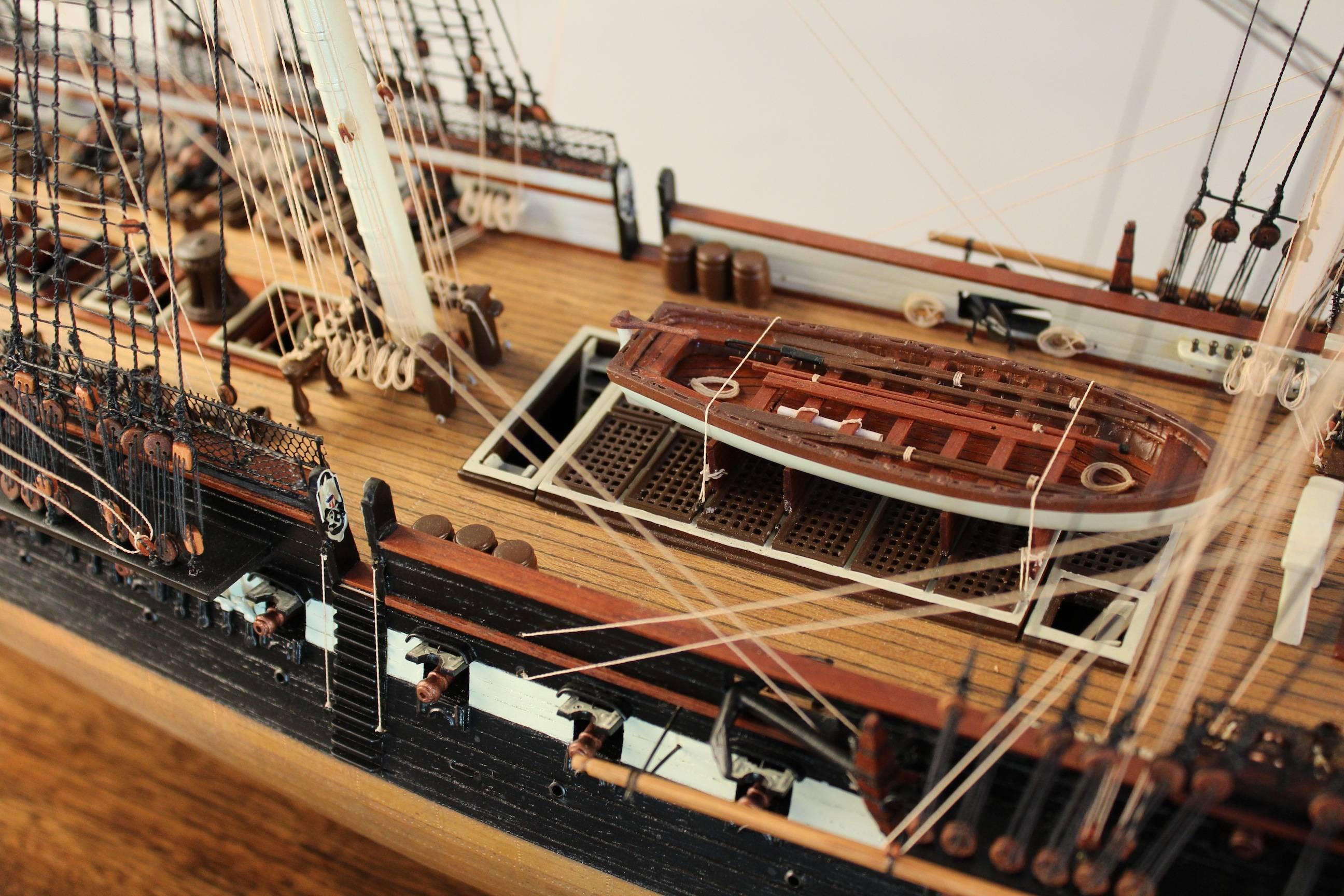 Modèle de bateau de la Constitution des États-Unis en fer forgé ancien dans un coffret d'exposition 1