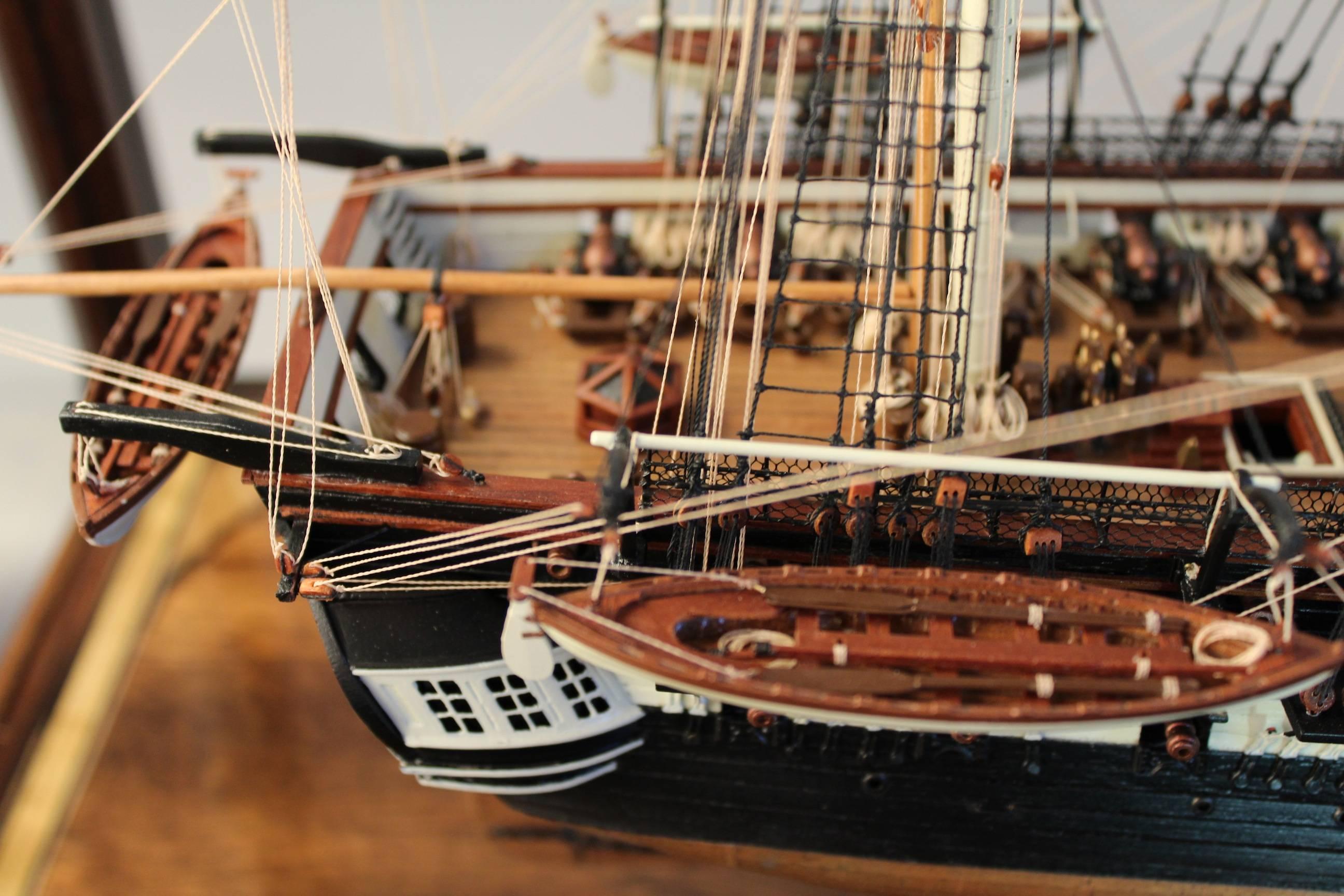 Moulage Modèle de bateau de la Constitution des États-Unis en fer forgé ancien dans un coffret d'exposition