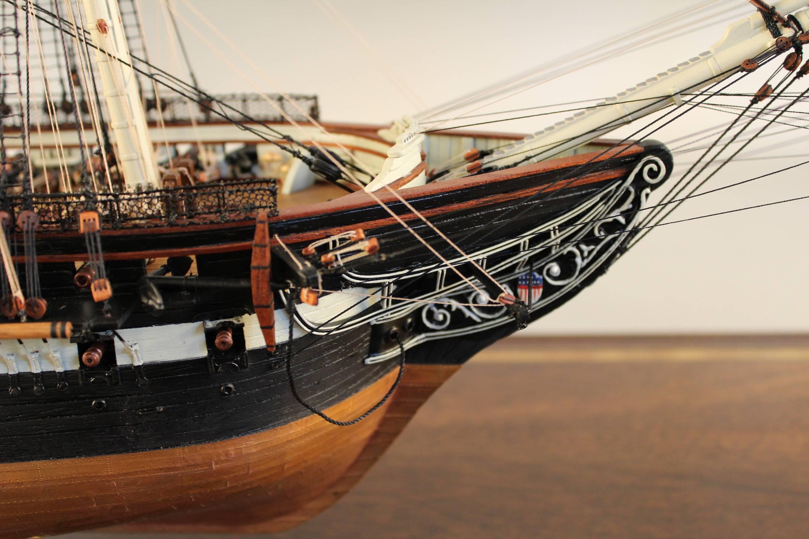 Modèle de bateau de la Constitution des États-Unis en fer forgé ancien dans un coffret d'exposition 2