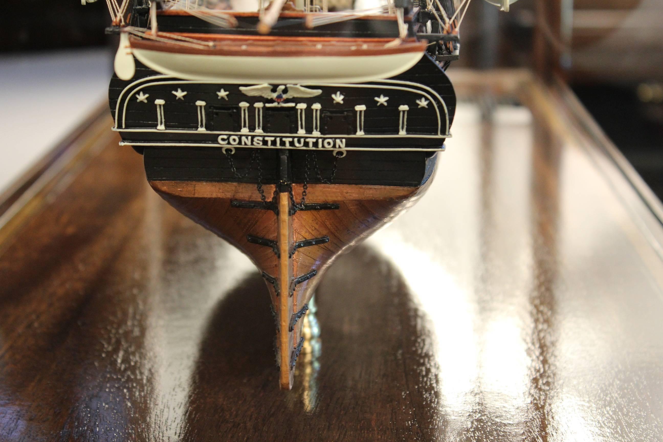 20ième siècle Modèle de bateau de la Constitution des États-Unis en fer forgé ancien dans un coffret d'exposition