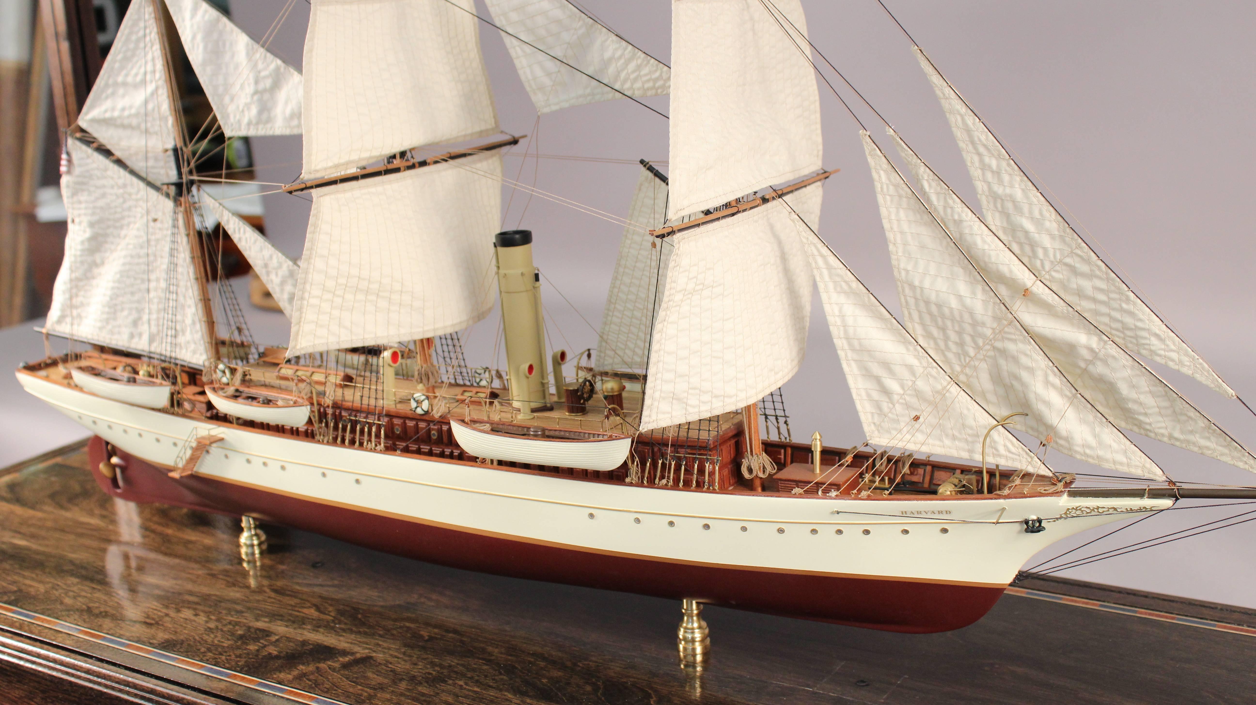 20ième siècle Modèle de yacht à vapeur du 