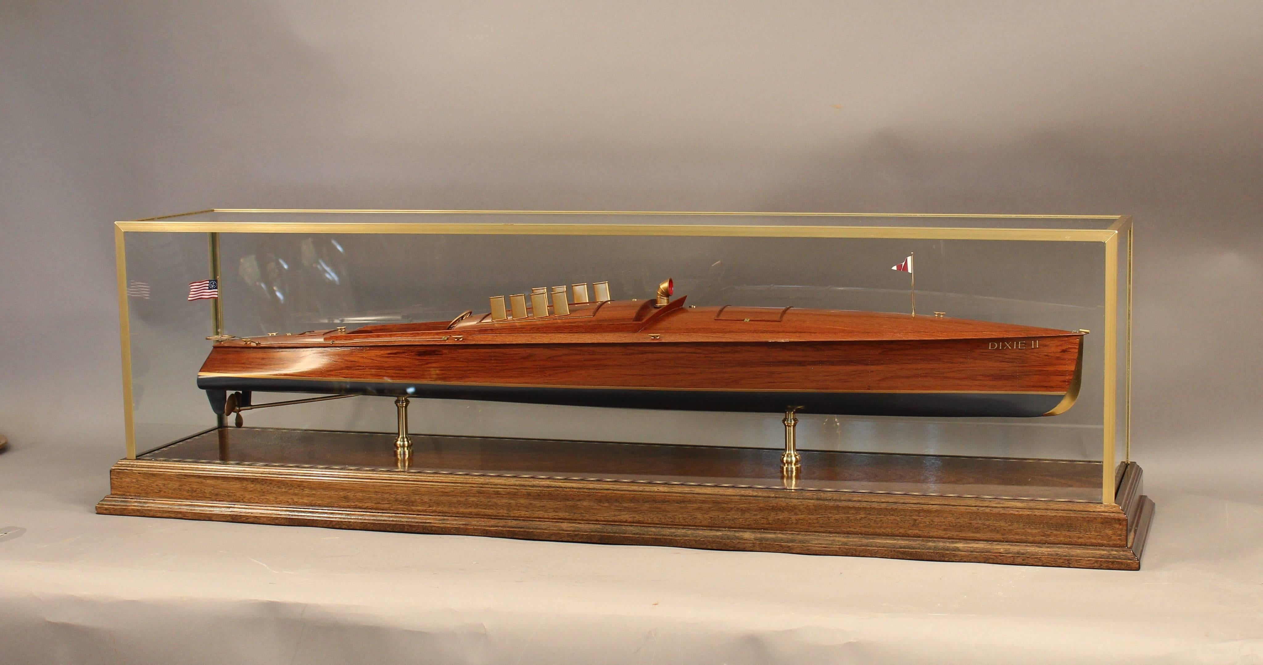 Speeboat Dixie II Modell in Glasgehäuse im Zustand „Gut“ im Angebot in Norwell, MA