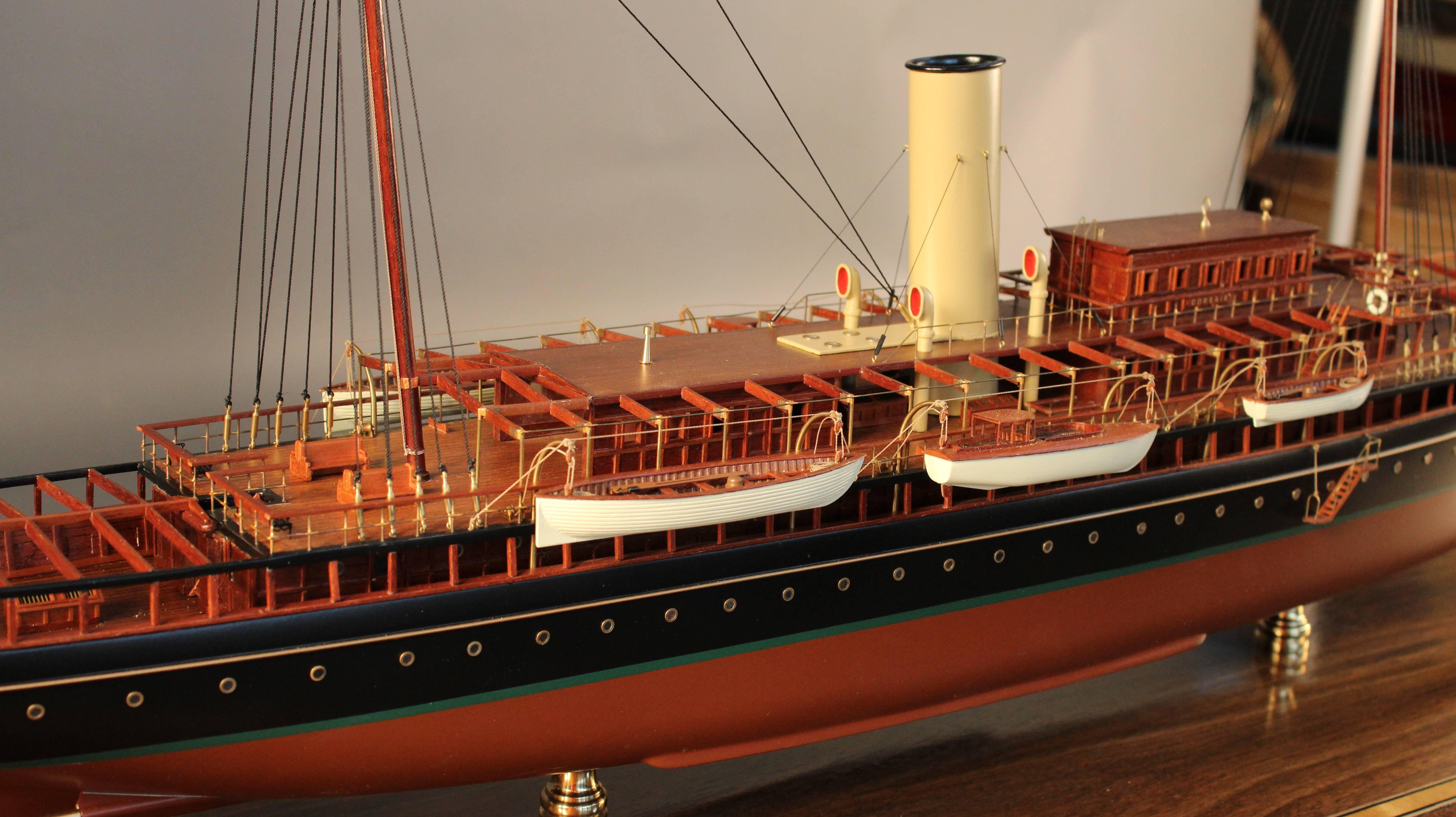 Voilier à vapeur « Corsair » de 1930, modèle de bateau dans un coffret en bois avec table Bon état - En vente à Norwell, MA