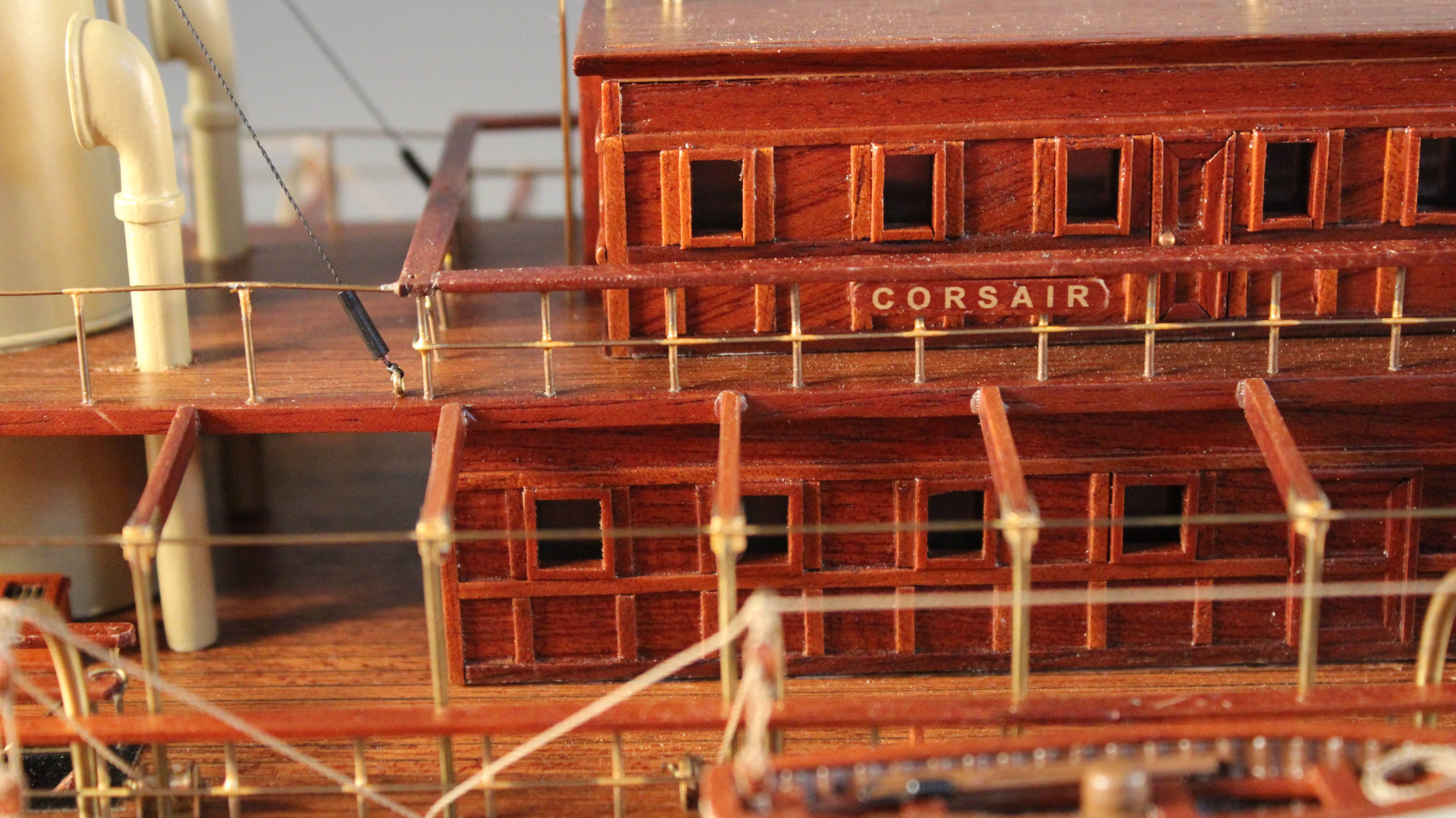20ième siècle Voilier à vapeur « Corsair » de 1930, modèle de bateau dans un coffret en bois avec table en vente