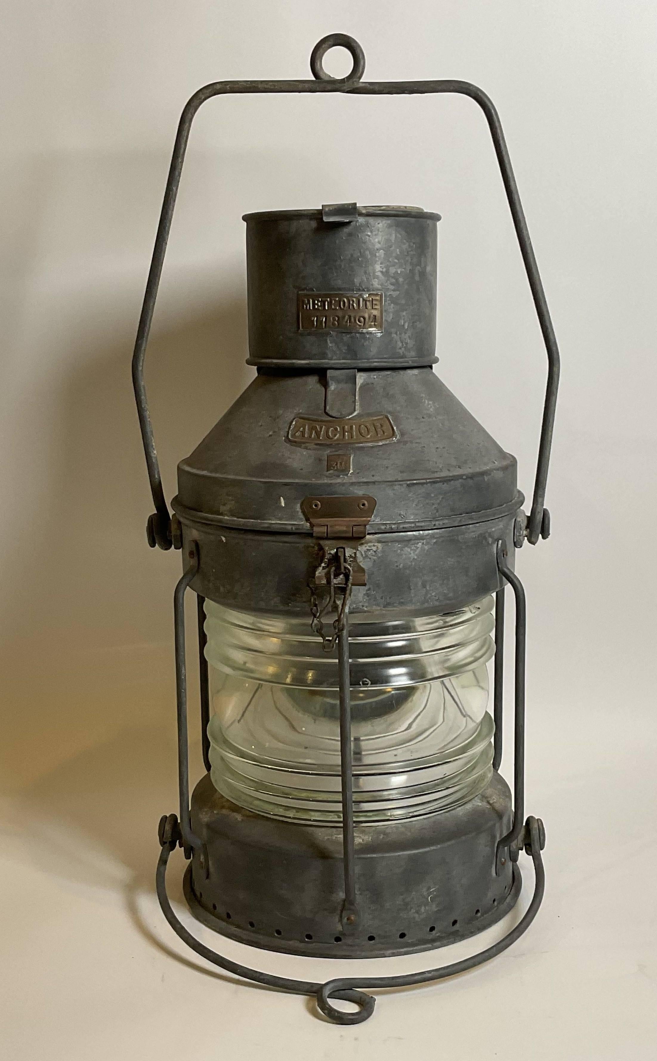 Lanterne de bateau avec lentille en verre de Fresnel. Boîtier en acier avec écussons en laiton 