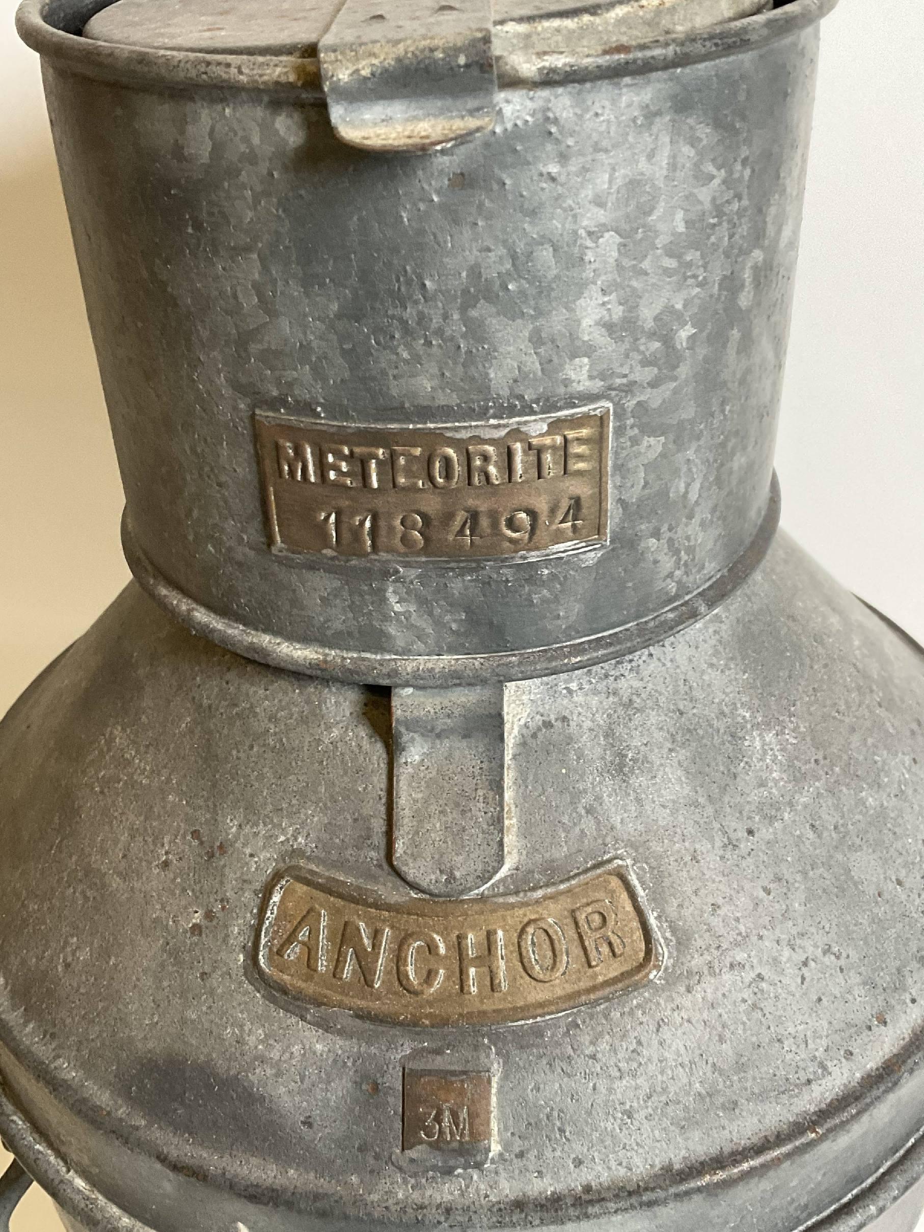 Lanterne d'ancre de navires anglais par Meteorite en vente 1