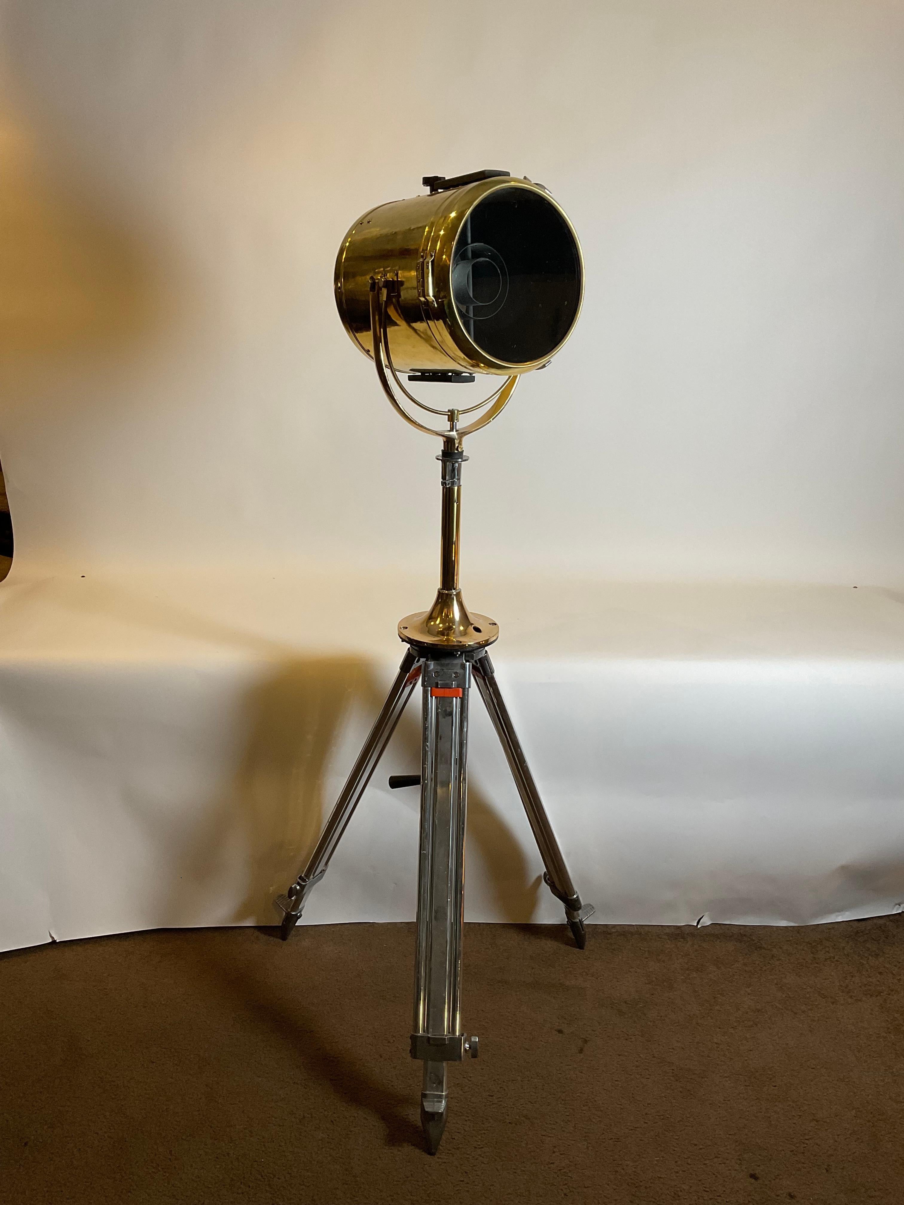 Fin du 20e siècle Projecteur de navire en laiton monté sur un trépied en acier poli en vente