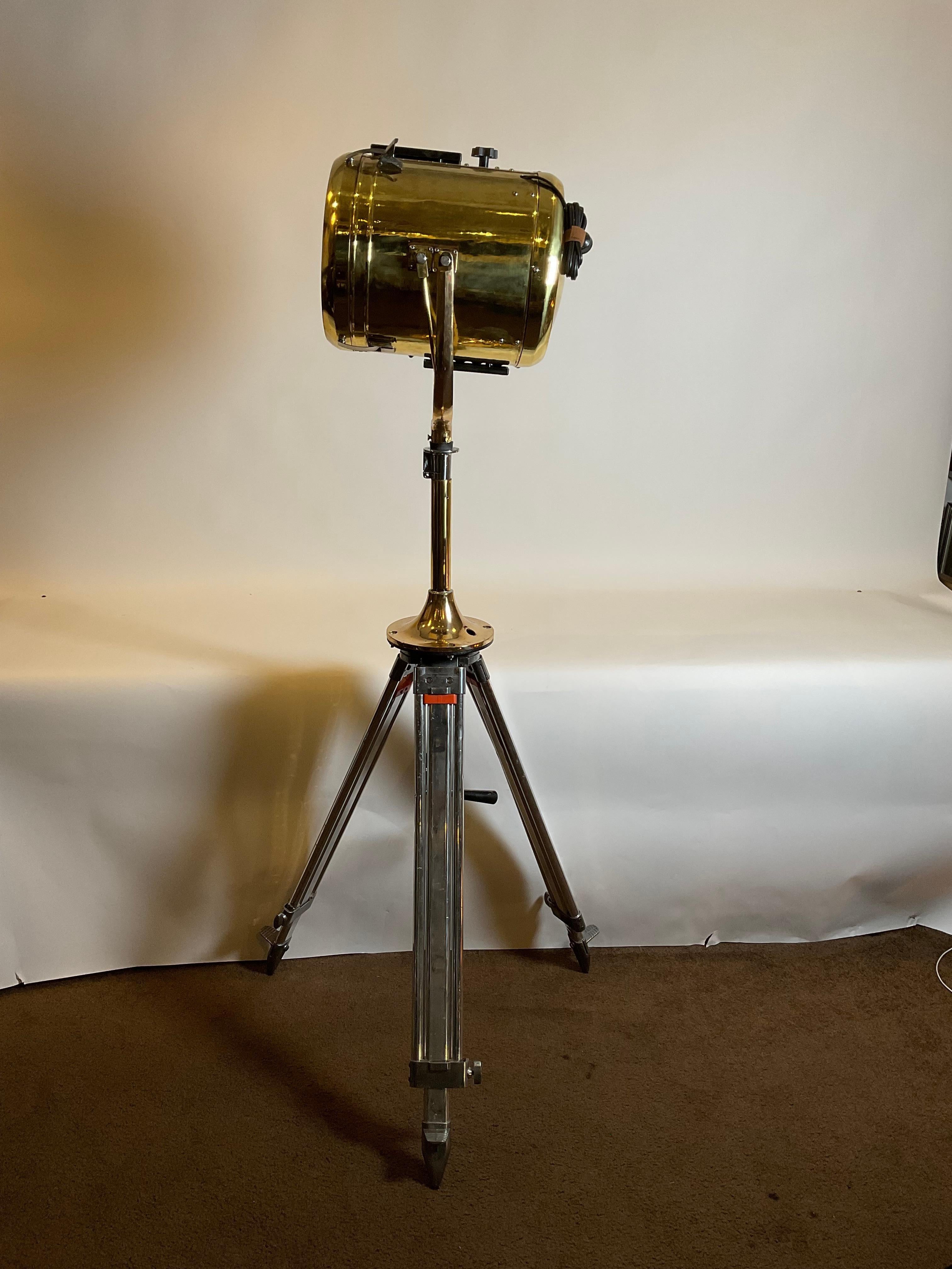 Laiton Projecteur de navire en laiton monté sur un trépied en acier poli en vente