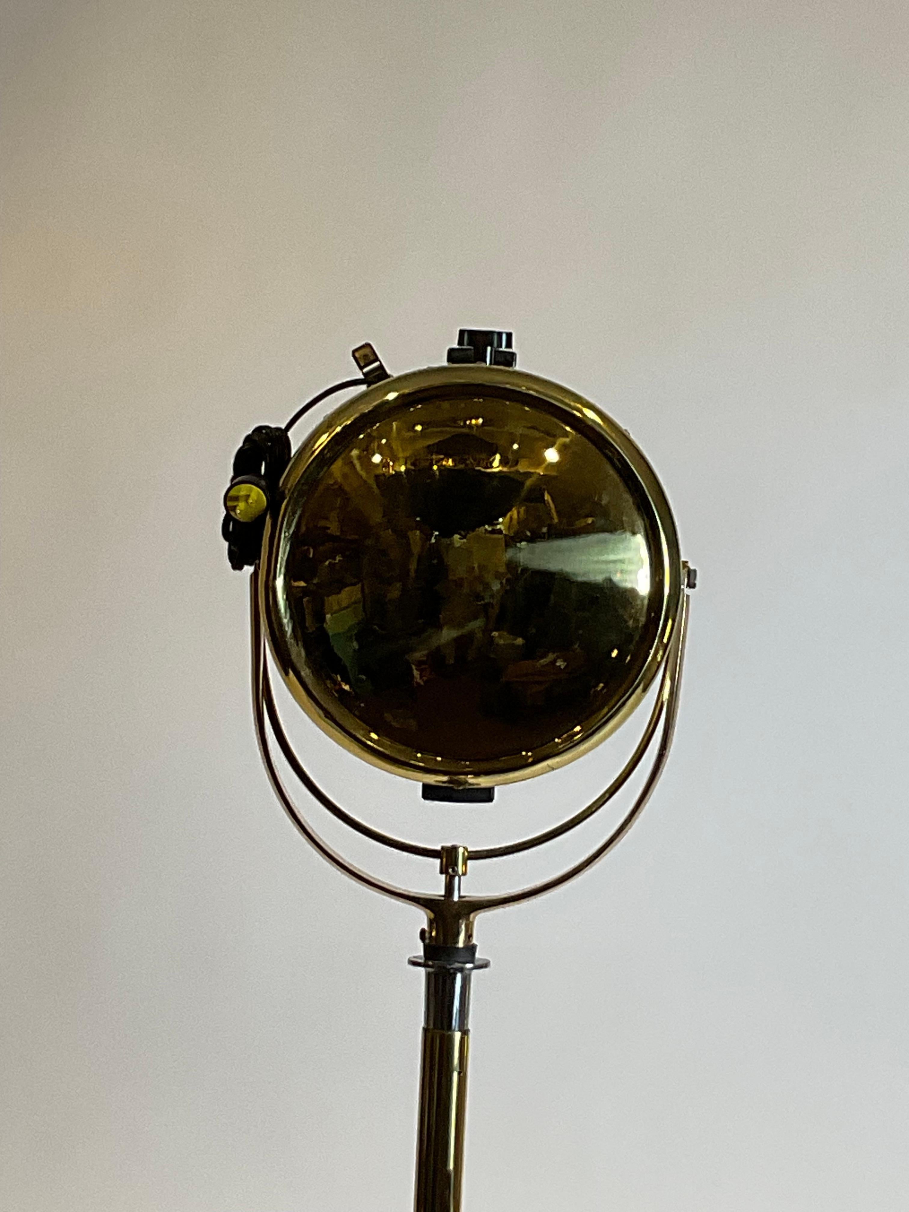 Projecteur de navire en laiton monté sur un trépied en acier poli en vente 2