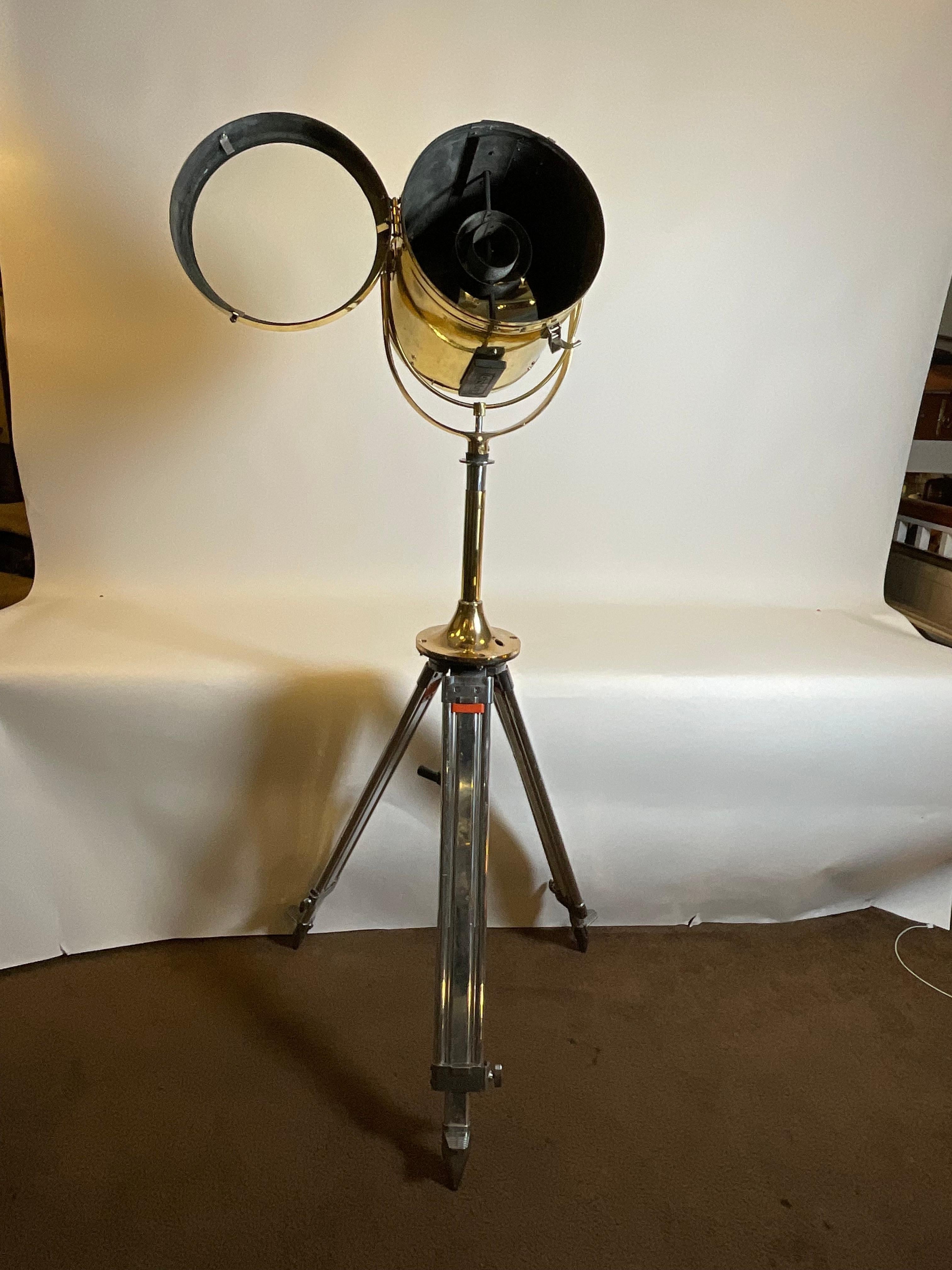 Projecteur de navire en laiton monté sur un trépied en acier poli en vente 4