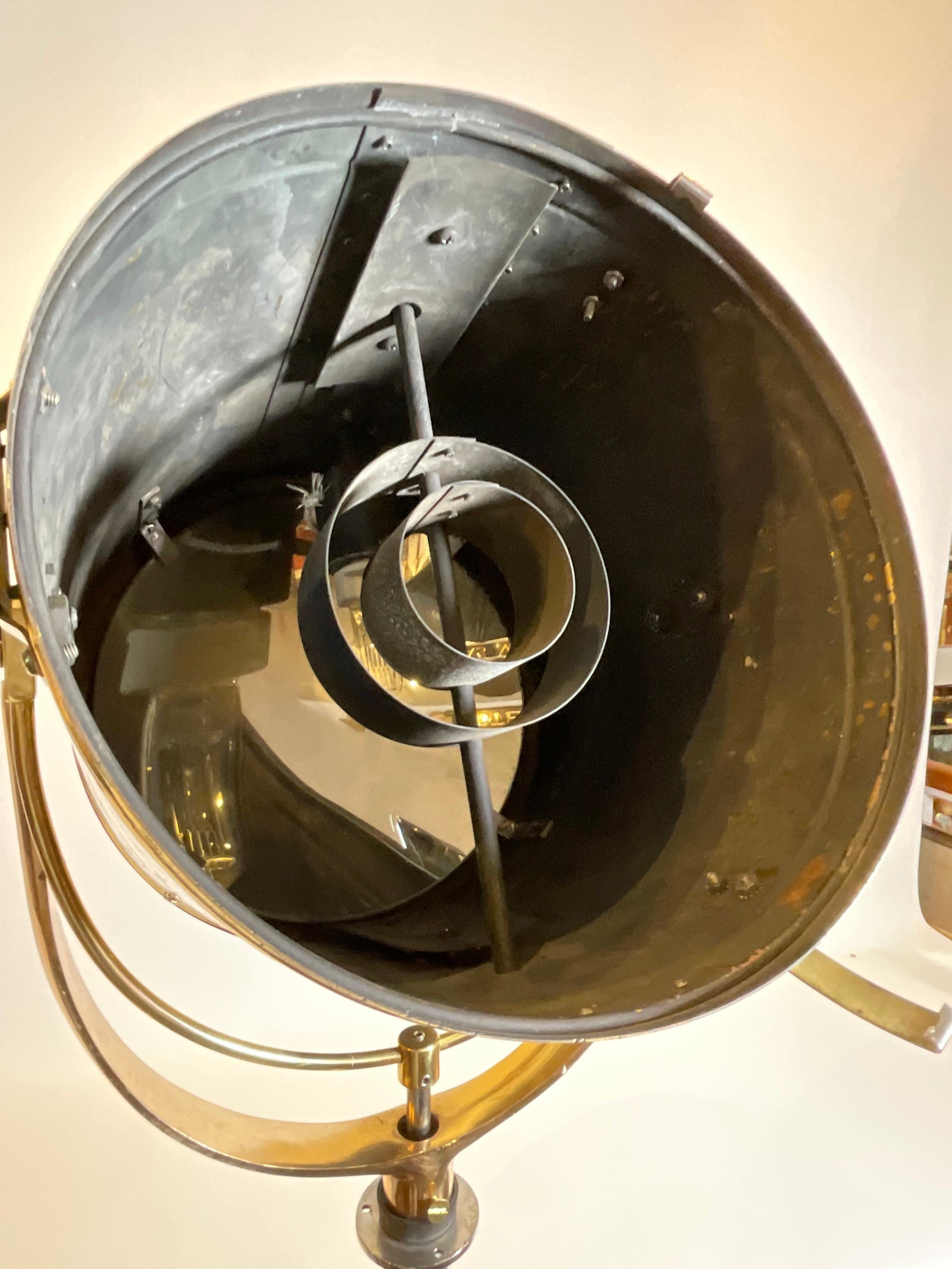 Projecteur de navire en laiton monté sur un trépied en acier poli en vente 5