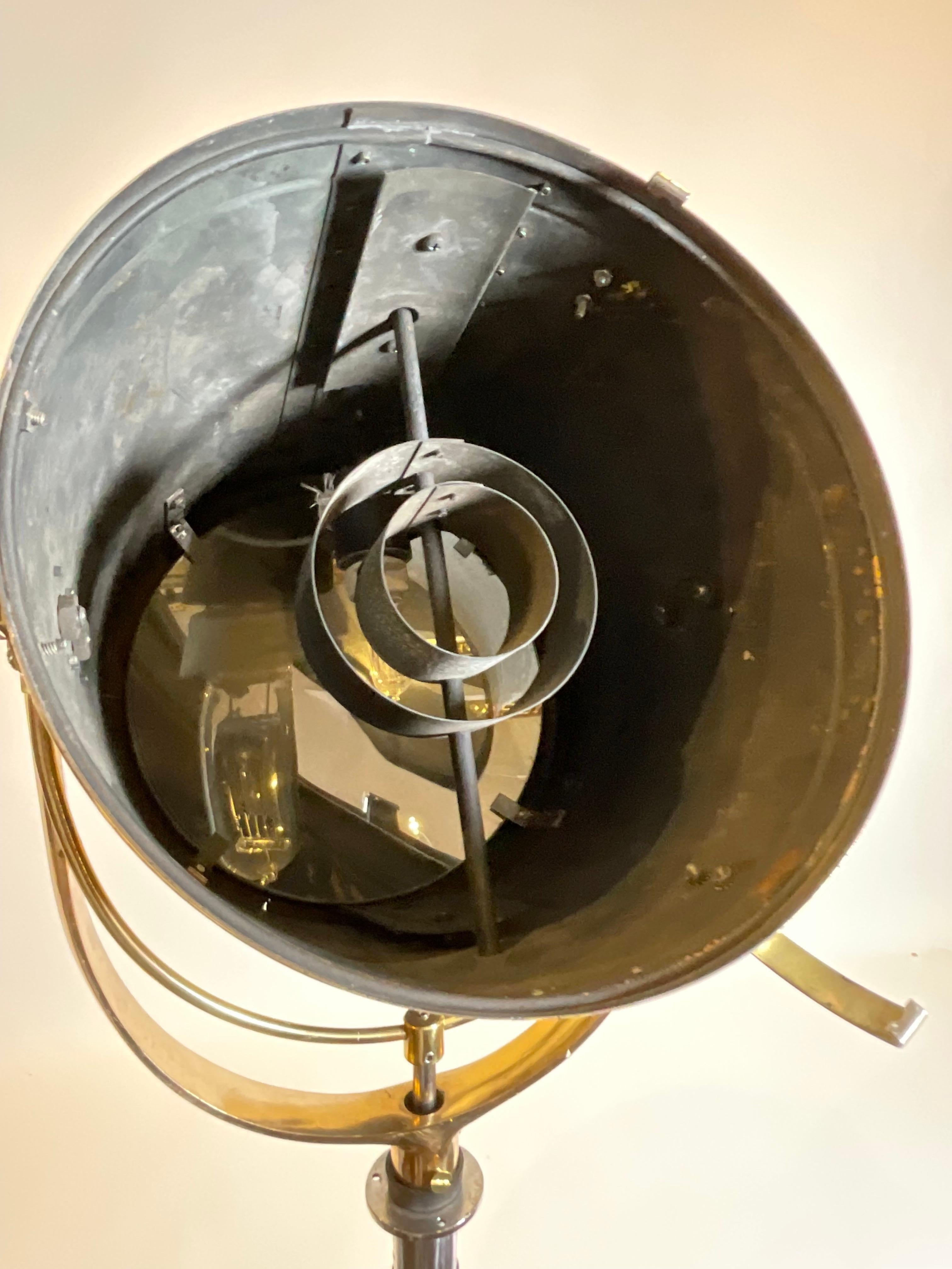Projecteur de navire en laiton monté sur un trépied en acier poli en vente 6