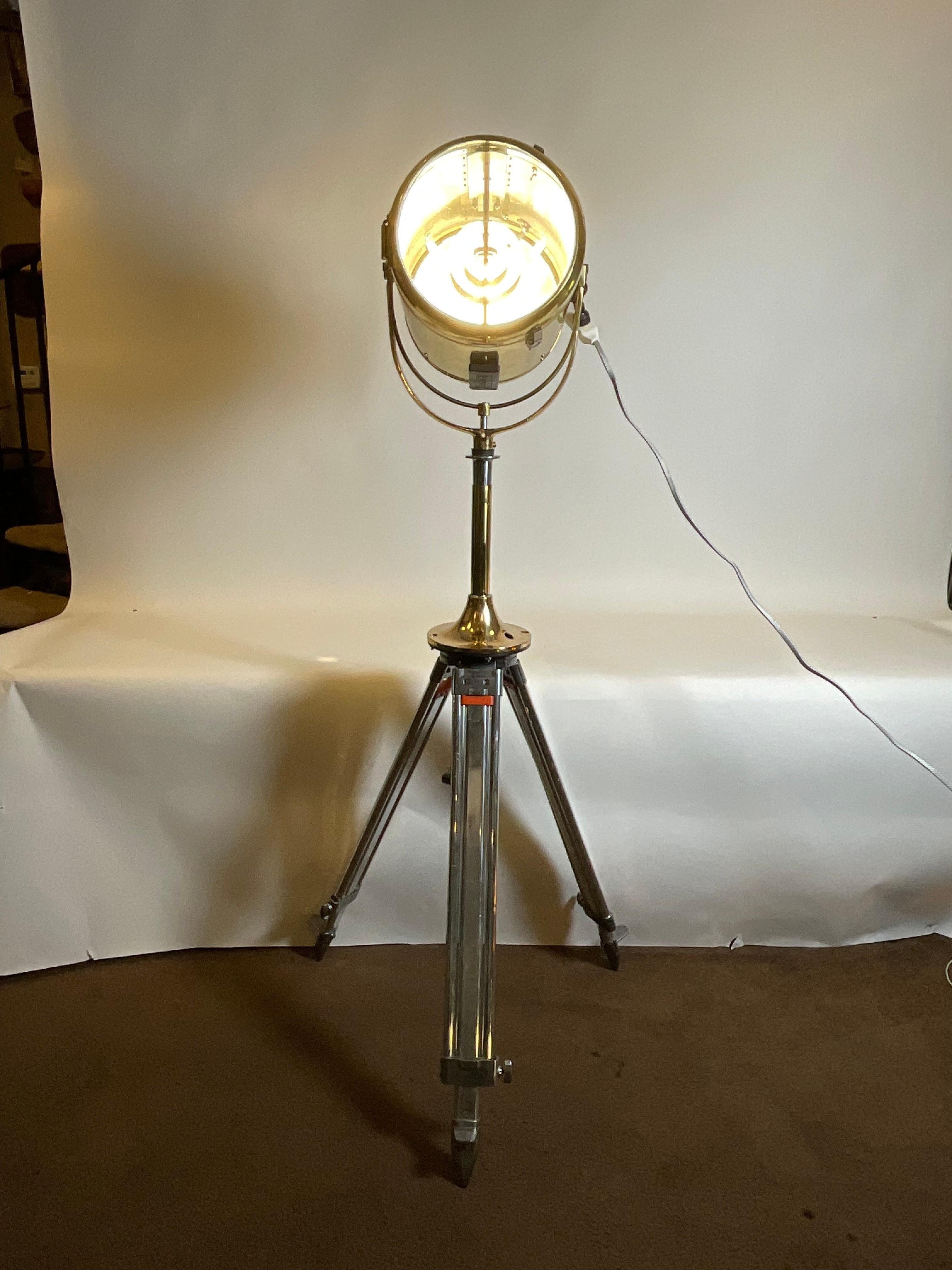 Projecteur de navire en laiton monté sur un trépied en acier poli en vente 7