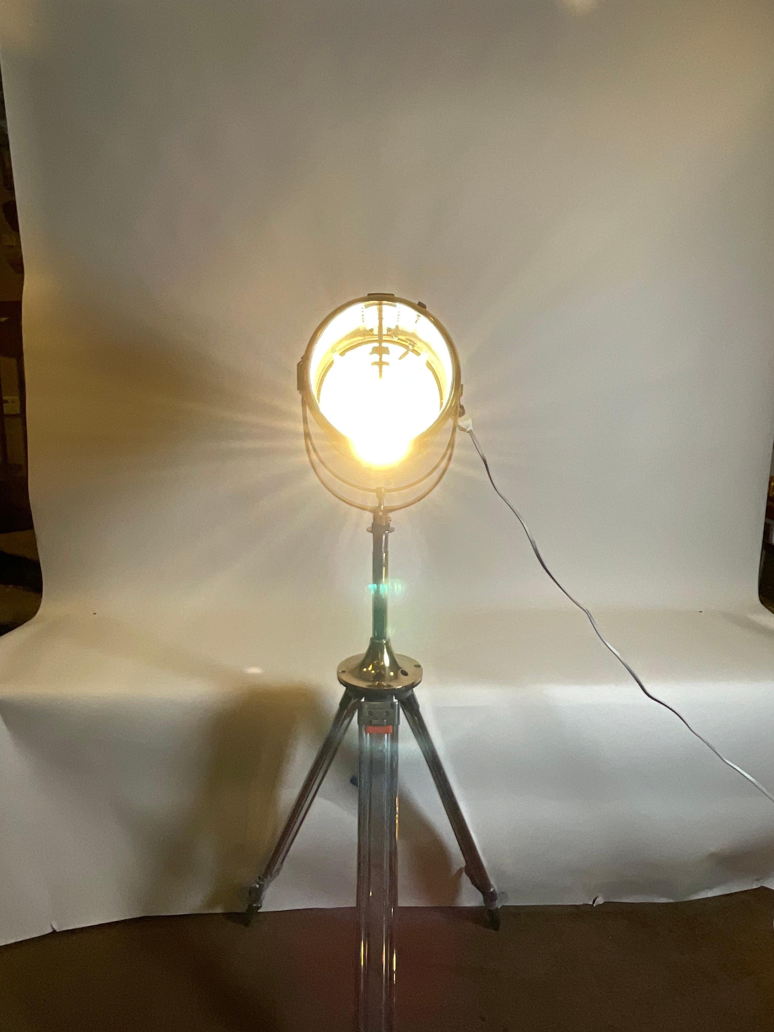 Projecteur de navire en laiton monté sur un trépied en acier poli en vente 8