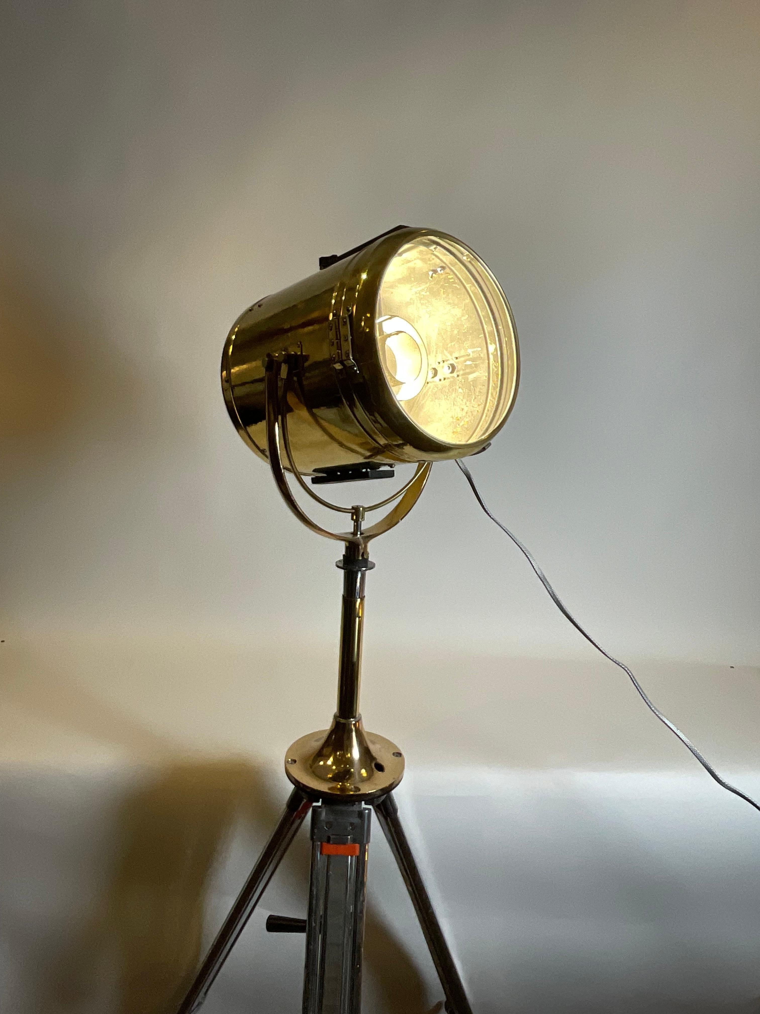 Projecteur de navire en laiton monté sur un trépied en acier poli en vente 9