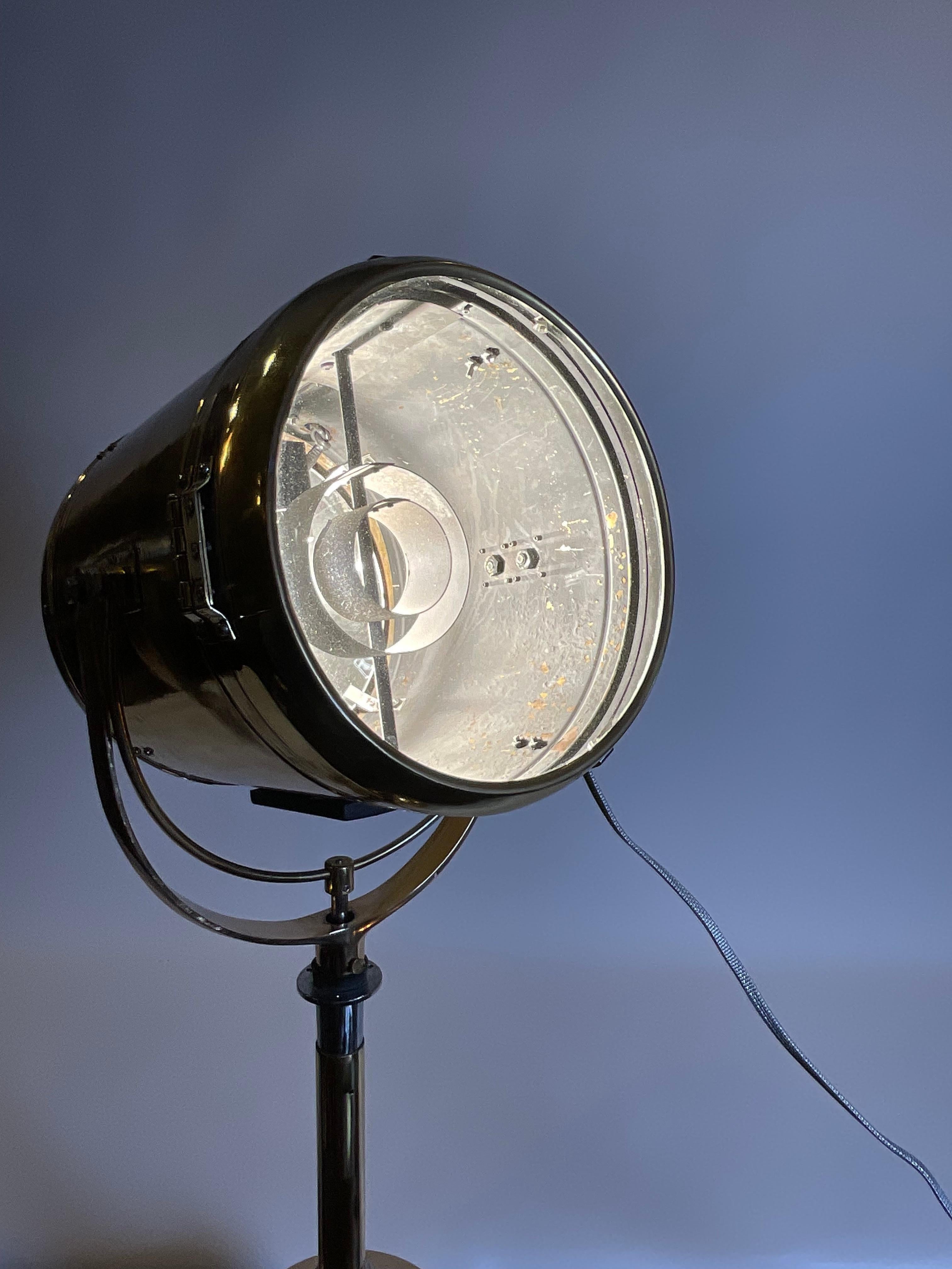 Projecteur de navire en laiton monté sur un trépied en acier poli en vente 10