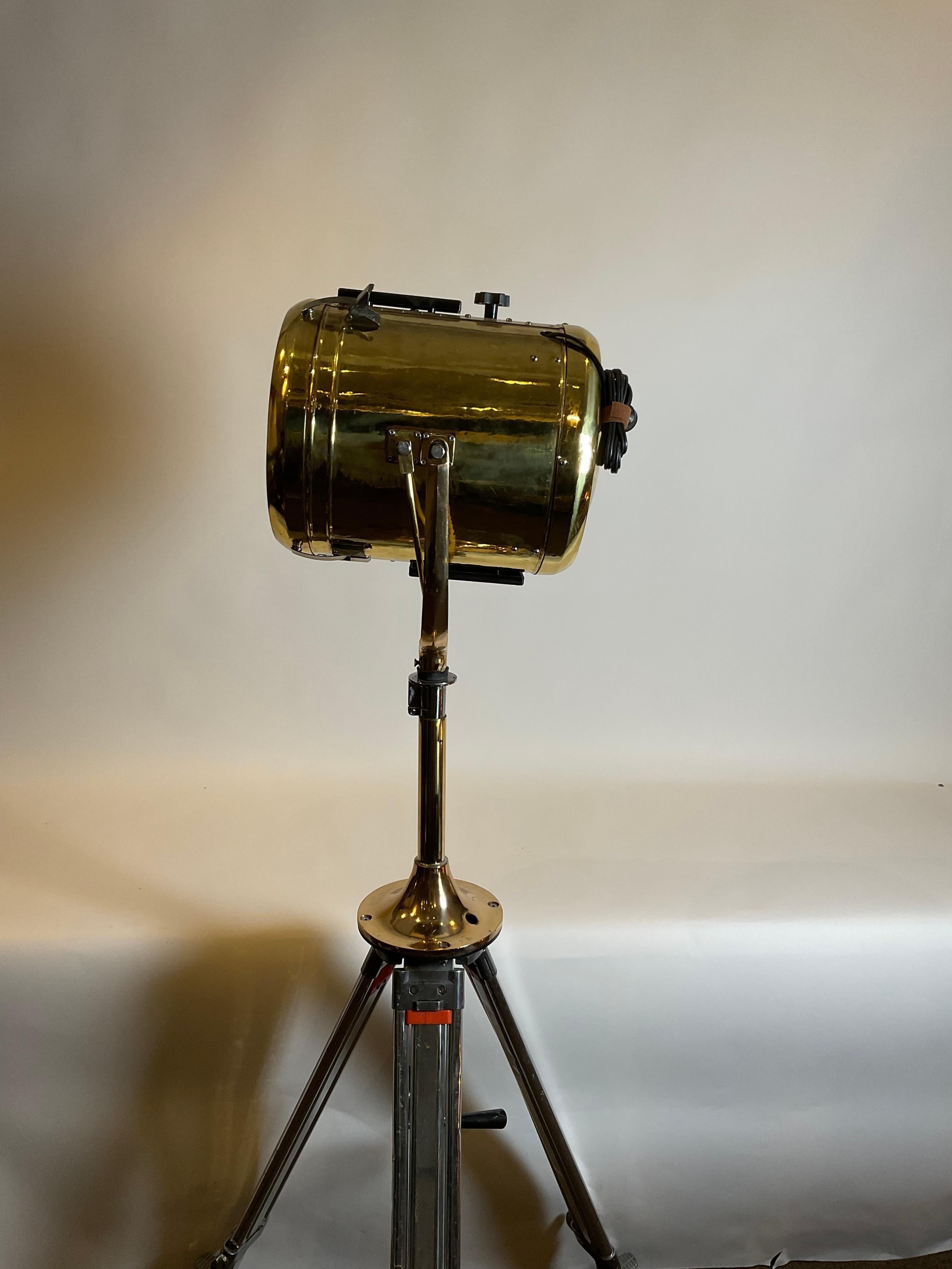 Projecteur de navire en laiton monté sur un trépied en acier poli en vente 1