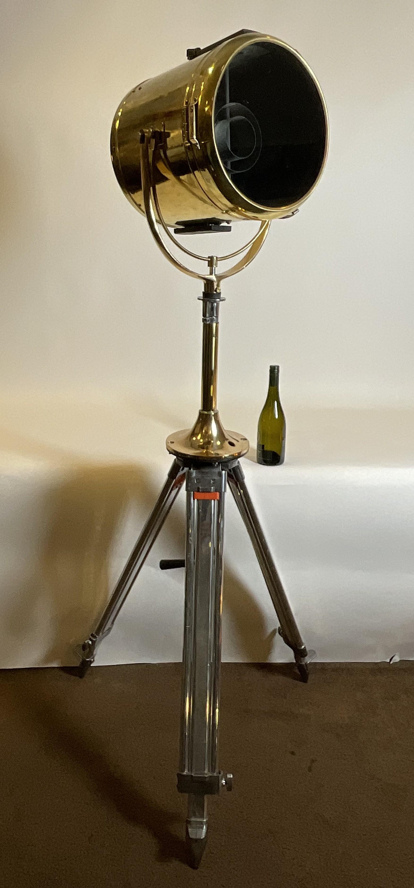 Projecteur de navire en laiton massif avec miroir convexe à l'arrière. Lunette à pince avec face en verre. Le projecteur a été installé sur un trépied en acier poli pour lui donner un aspect industriel.

Poids :    40 lbs.
Dimensions globales :   