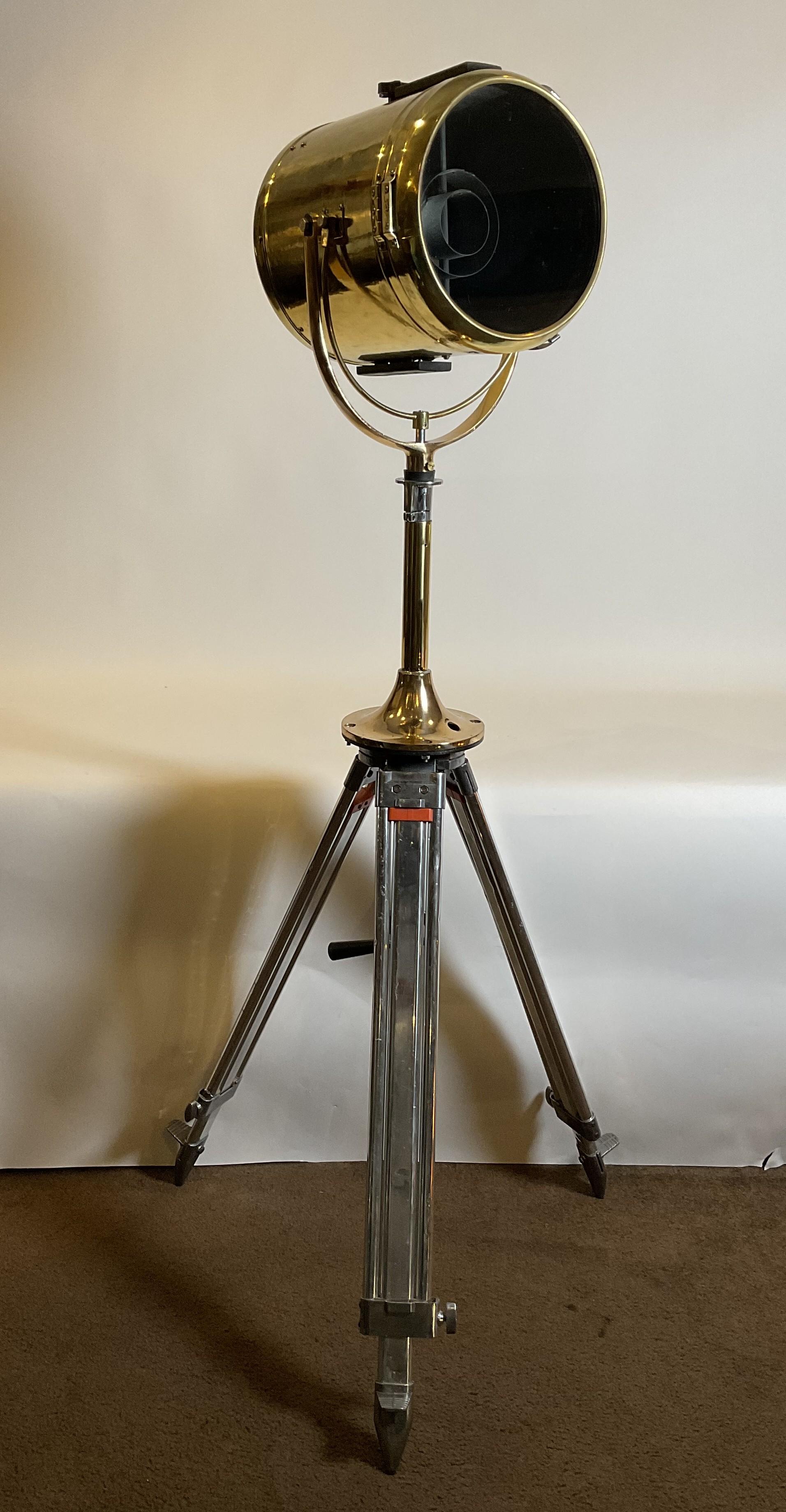 Projecteur de navire en laiton monté sur un trépied en acier poli Bon état - En vente à Norwell, MA