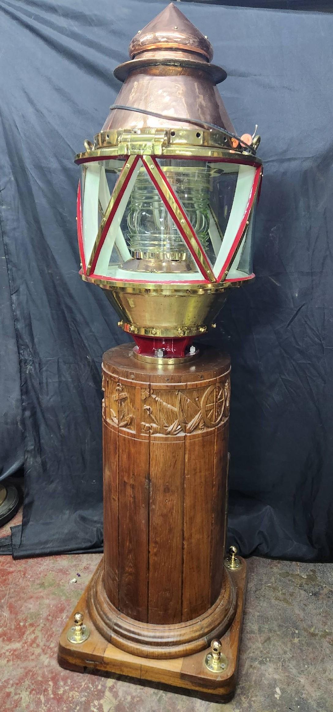 Faro marino gigante in rame e ottone con lente Fresnel. Cassa in rame altamente lucidato con lunetta, cerniera, base e finiture in ottone. La lente di Fresnel è montata su una lunetta di ottone. Top incernierato e ventilato. Questo faro è montato su