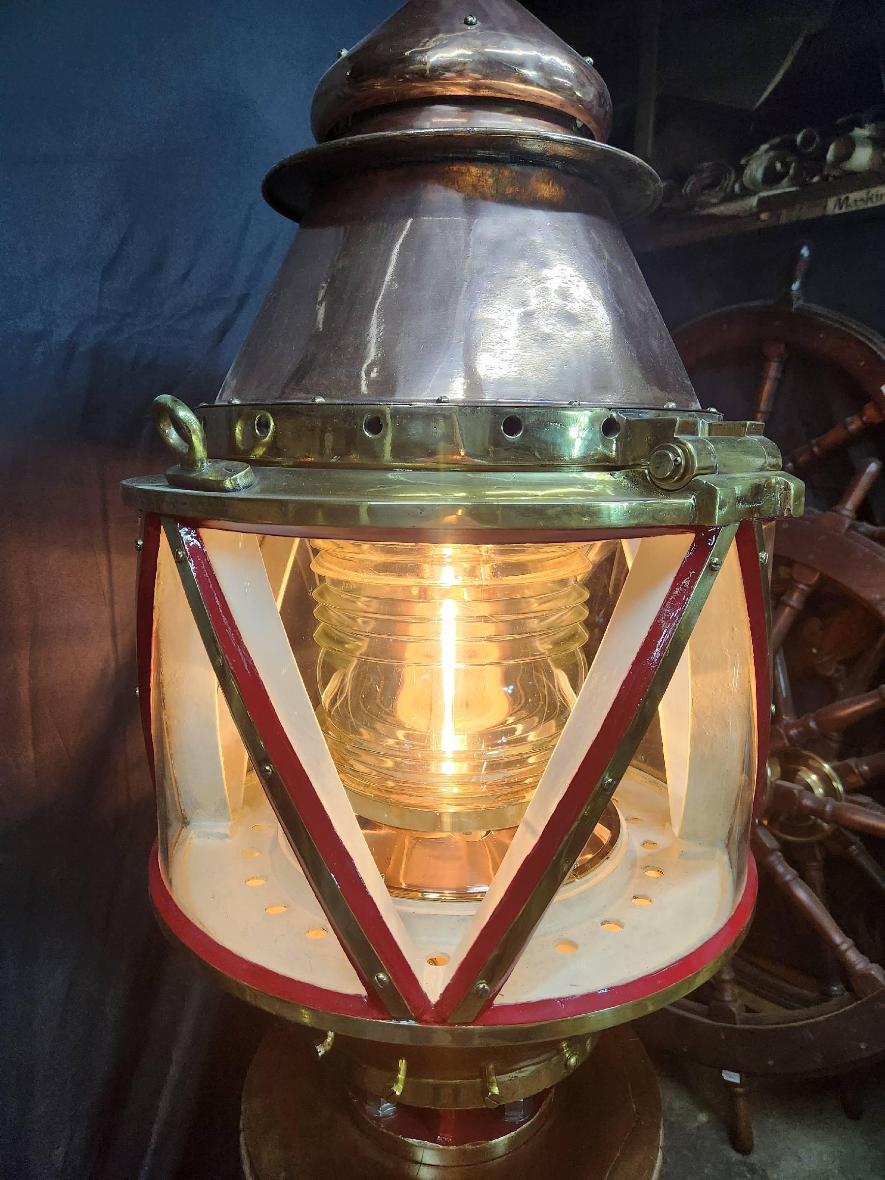 Ottone Eccezionale faro Marin su base di Wood intagliato in vendita