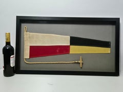 Banderín de señal marítima enmarcado con el número cuatro