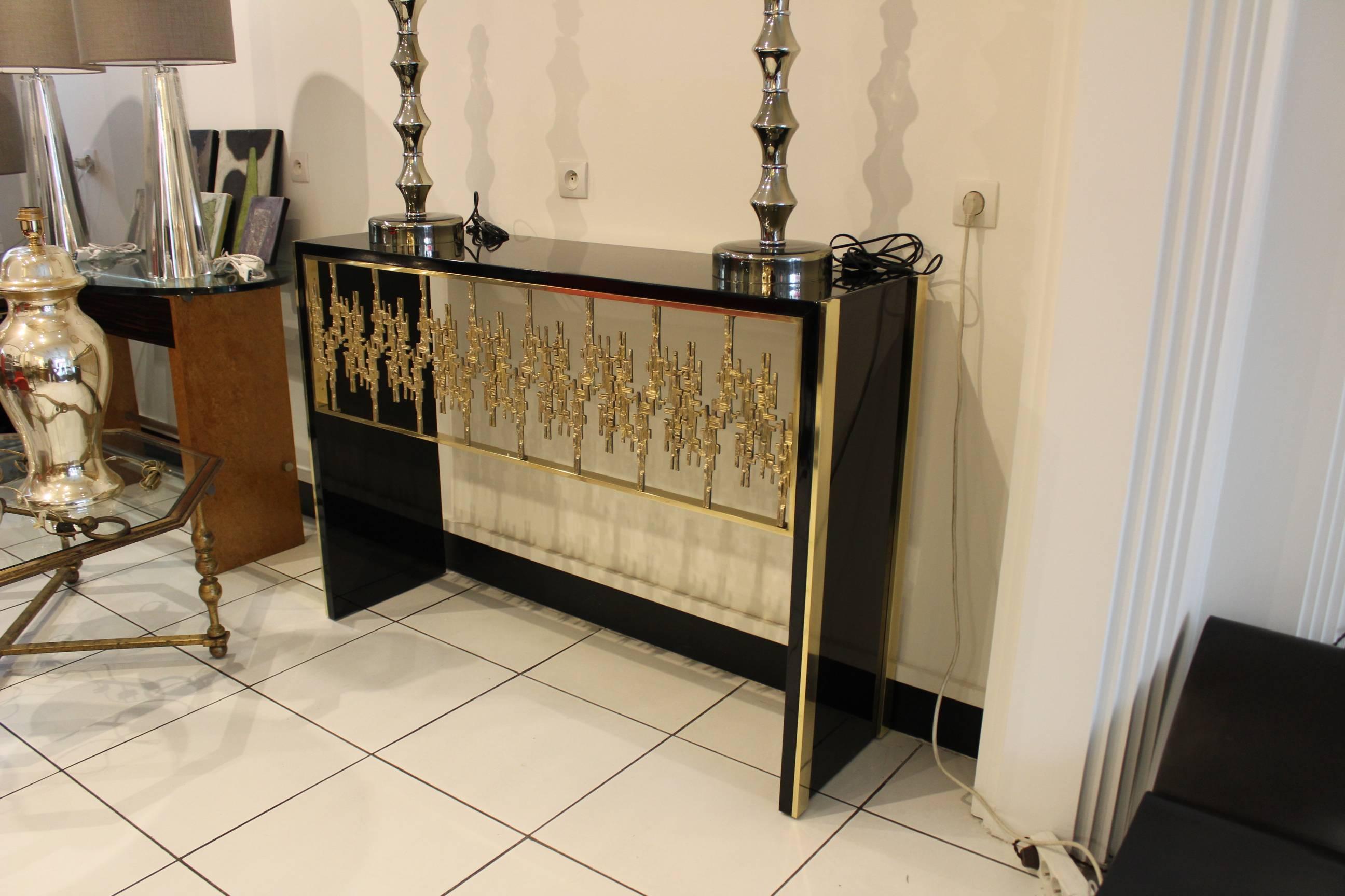 Lacquered console with gilded bronze decor, in excellent condition
(matching Floor lamp).