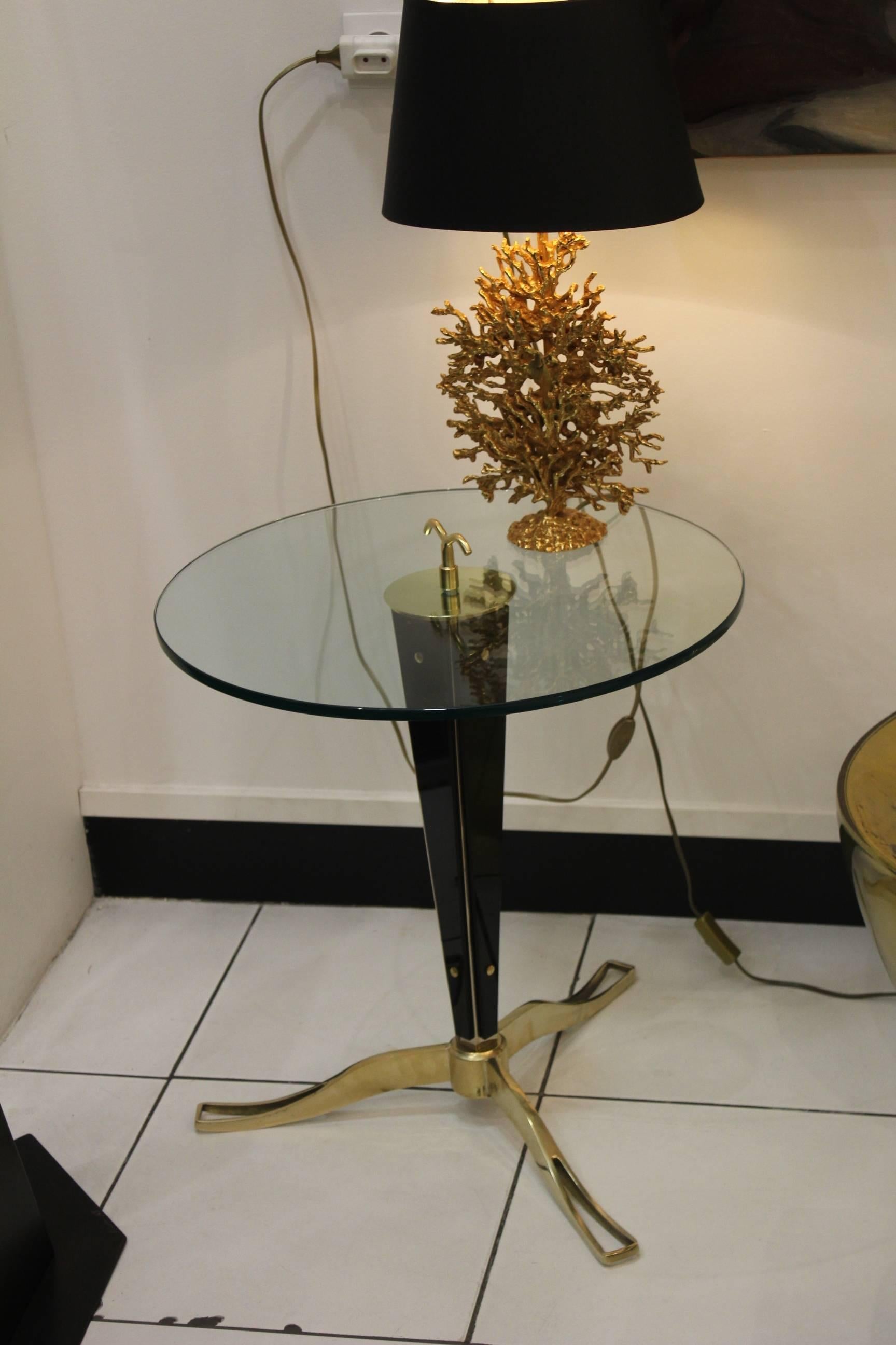 Gueridon aus italienischem Messing und schwarzem Opalglas, in ausgezeichnetem Zustand.
Tischplatte aus dickem Glas, mit Bronzegriff.
(ein weiteres Stück ist verfügbar, um ein Paar zu bilden).