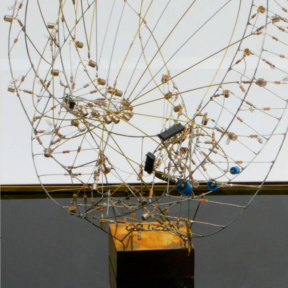 Alain Le Boucher (francese) è nato nel 1950 a Paimpol. Vive e lavora in Normandia. Scultura di luce - Luchrone, 1980 circa. Attraverso una costruzione trasparente di fili sottili, i movimenti e i ritmi della luce trasformano continuamente il volume.